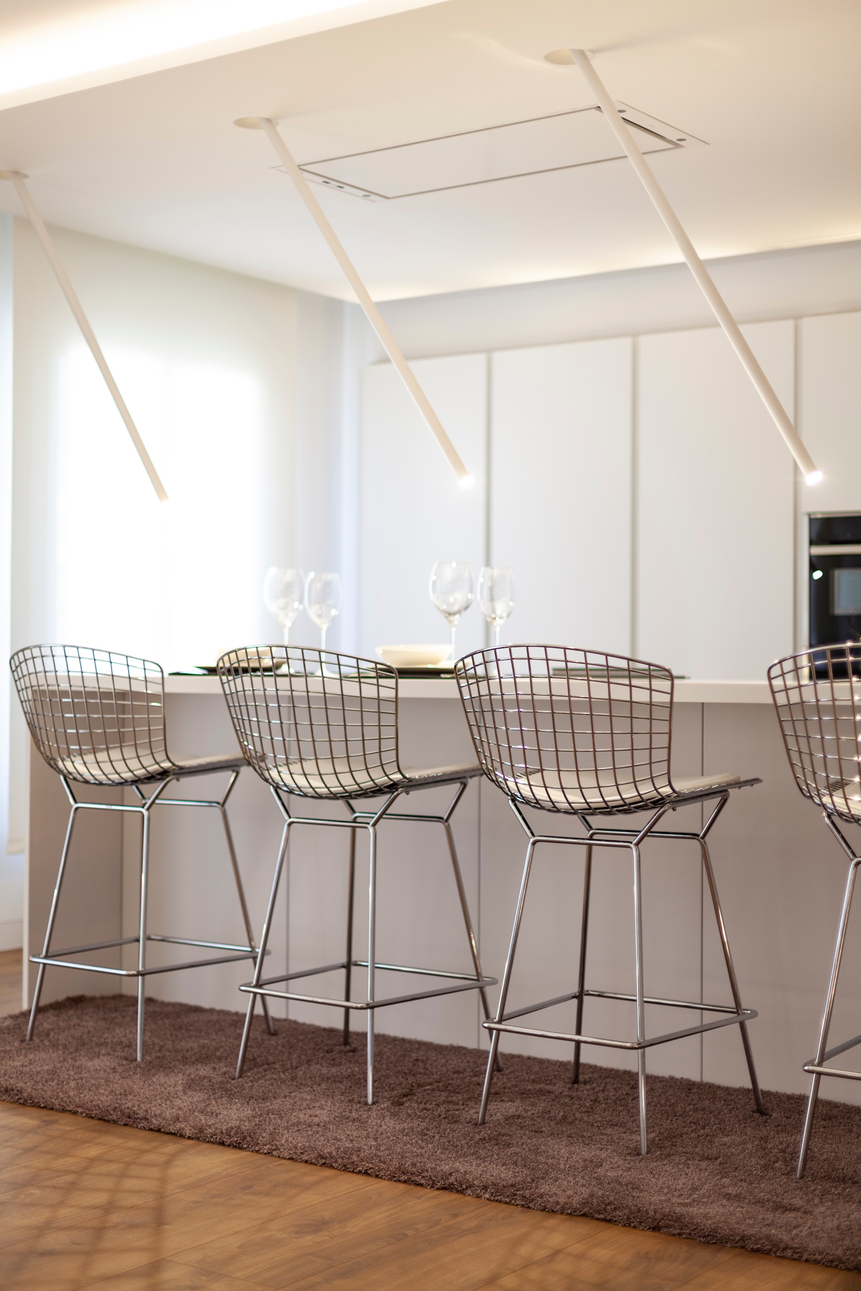 极简风格顶层公寓，温暖木质地板与经典黑白浴室设计-15