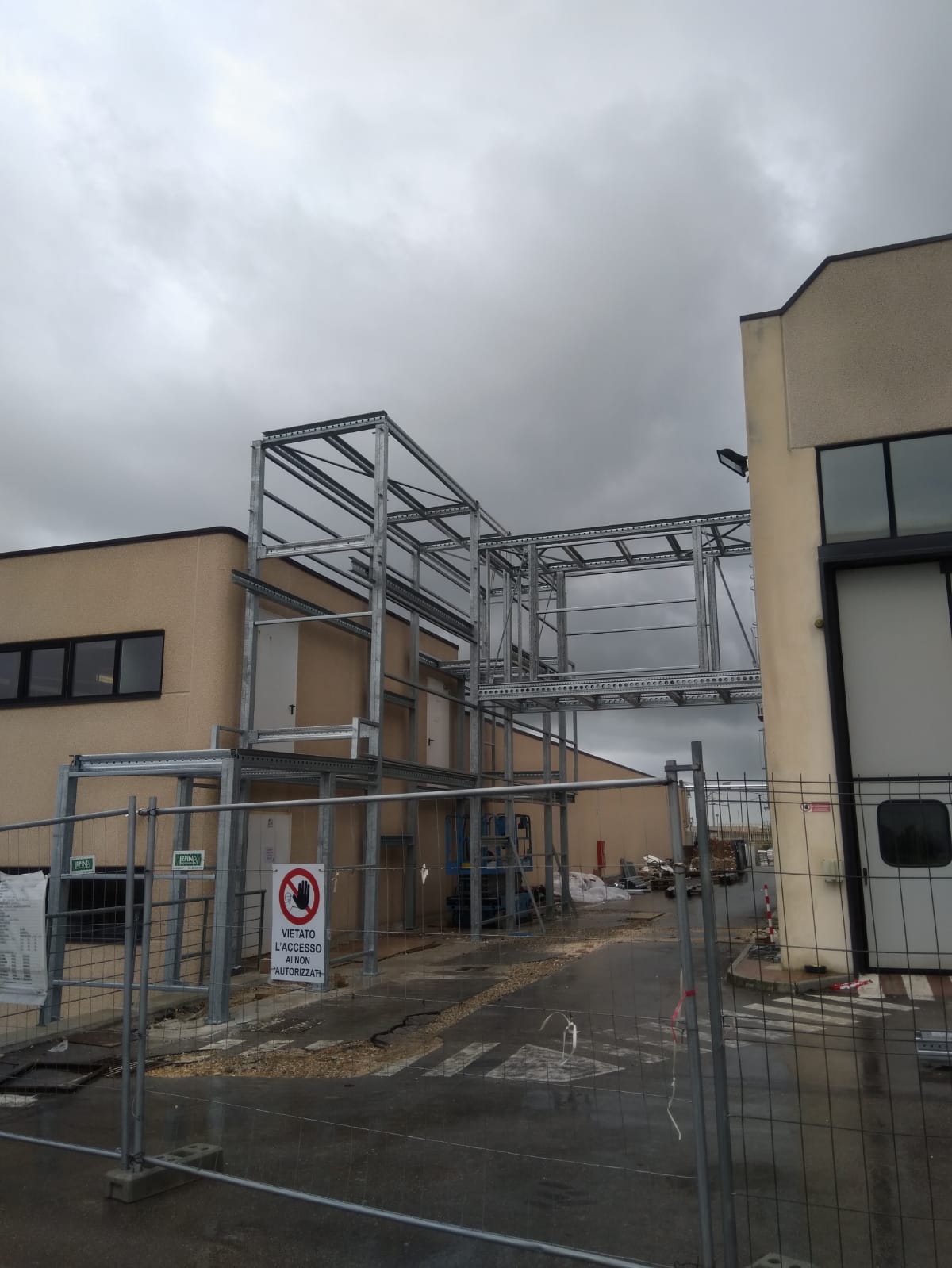 集装箱办公空间，独特设计展现灵活与坚韧-1