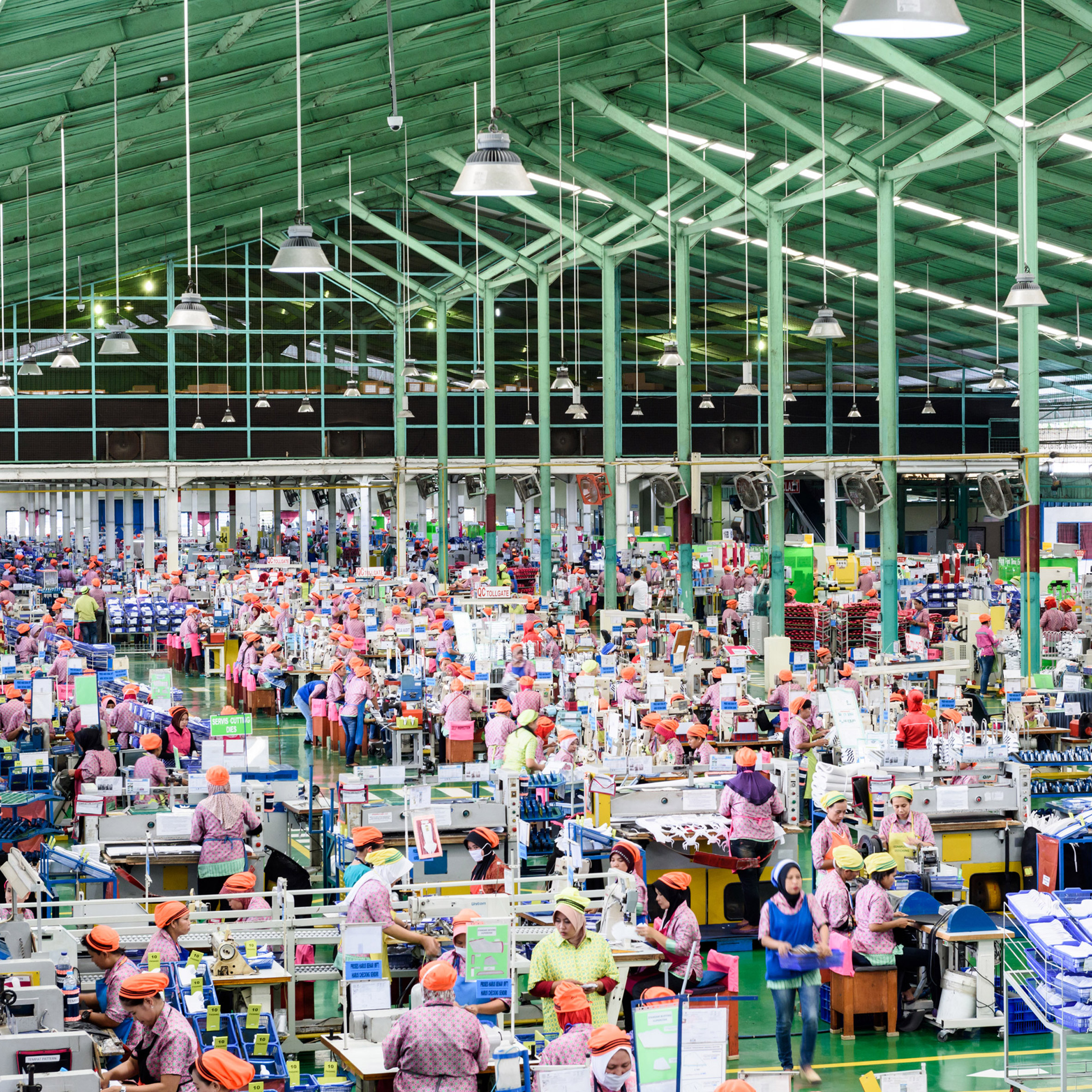 阿迪达斯“内部”揭秘,摄影师展现制造过程-0