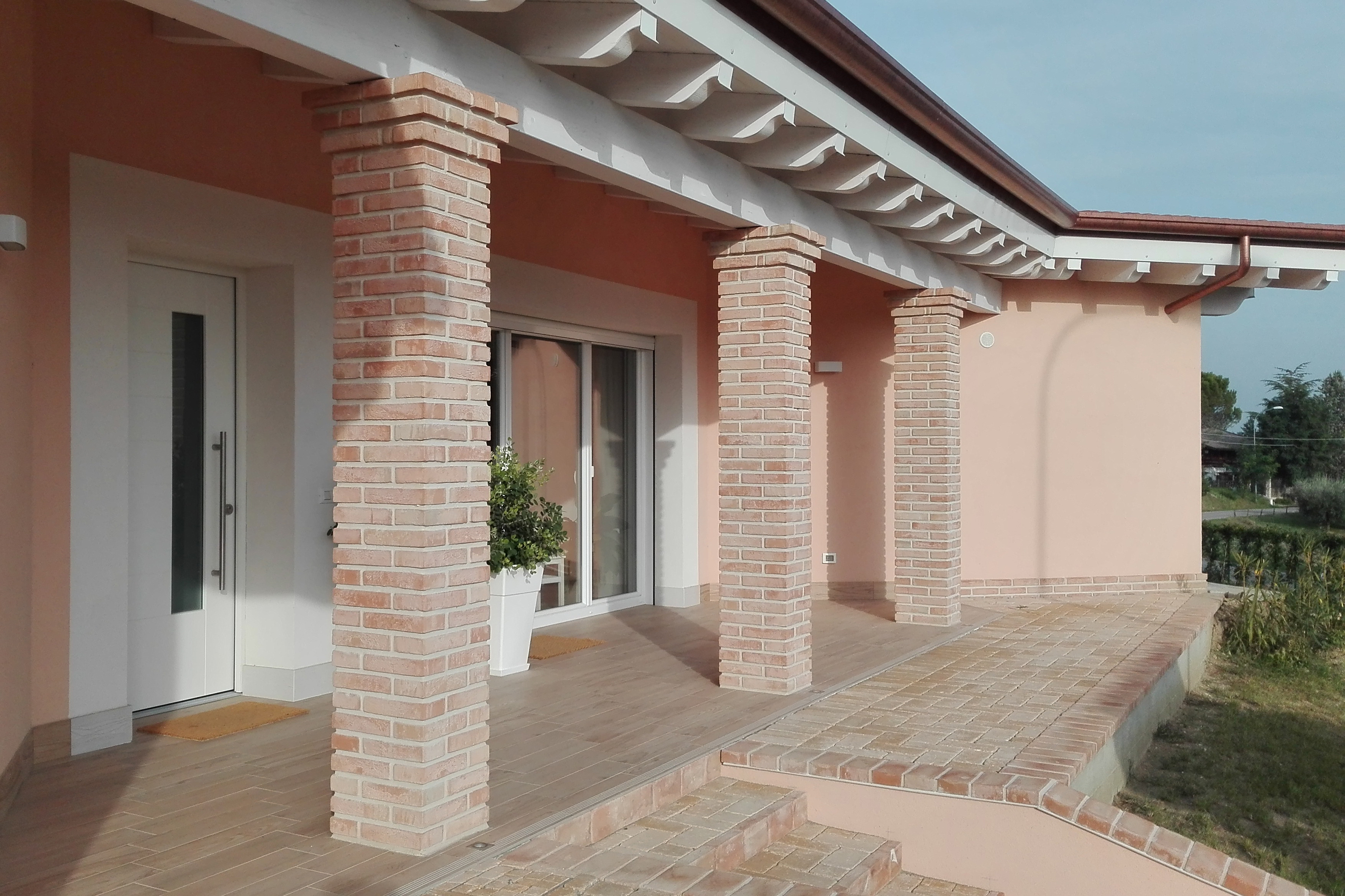 绿色山丘中的家庭住宅 T-0