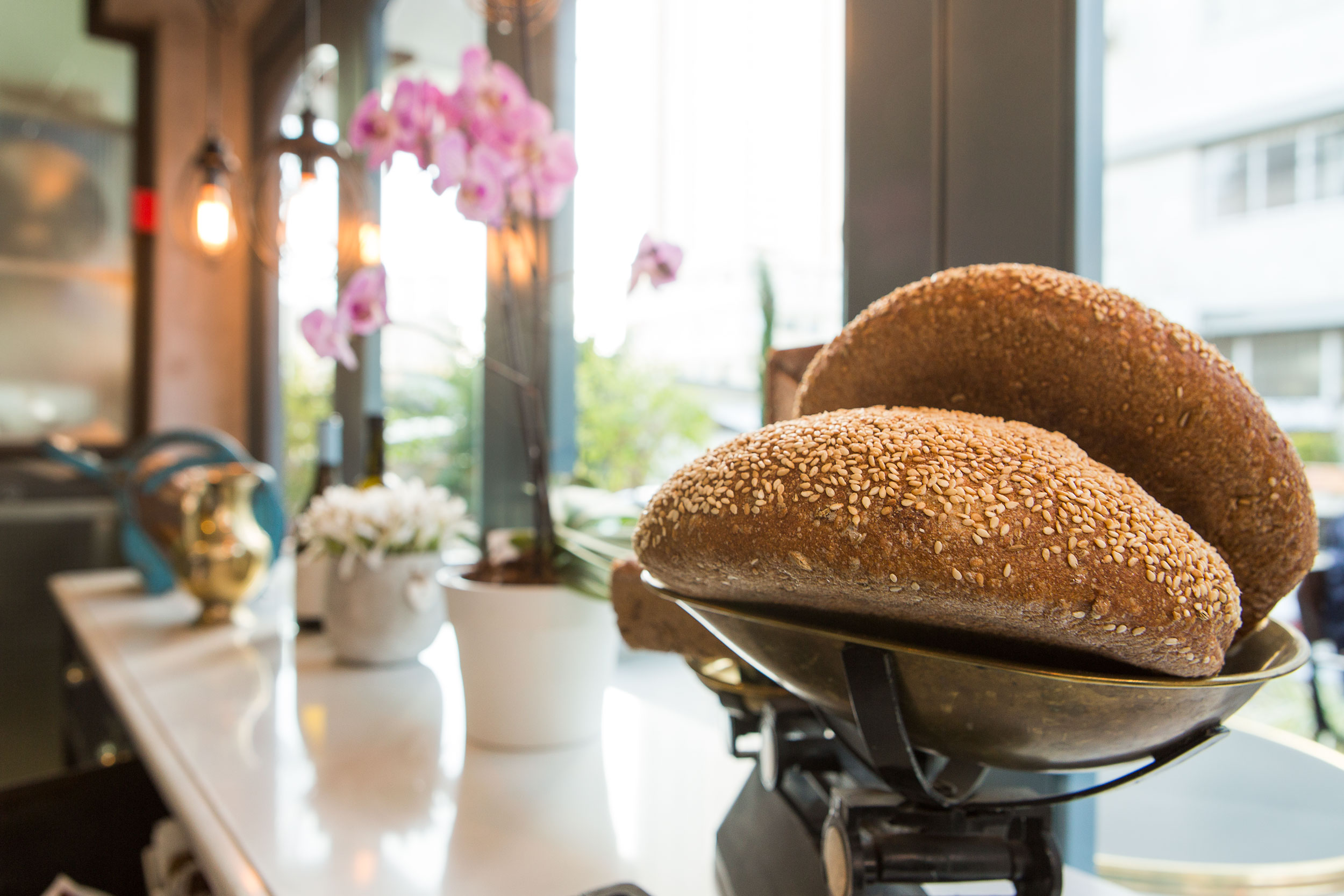 金属木质元素打造的现代烘焙咖啡厅-0