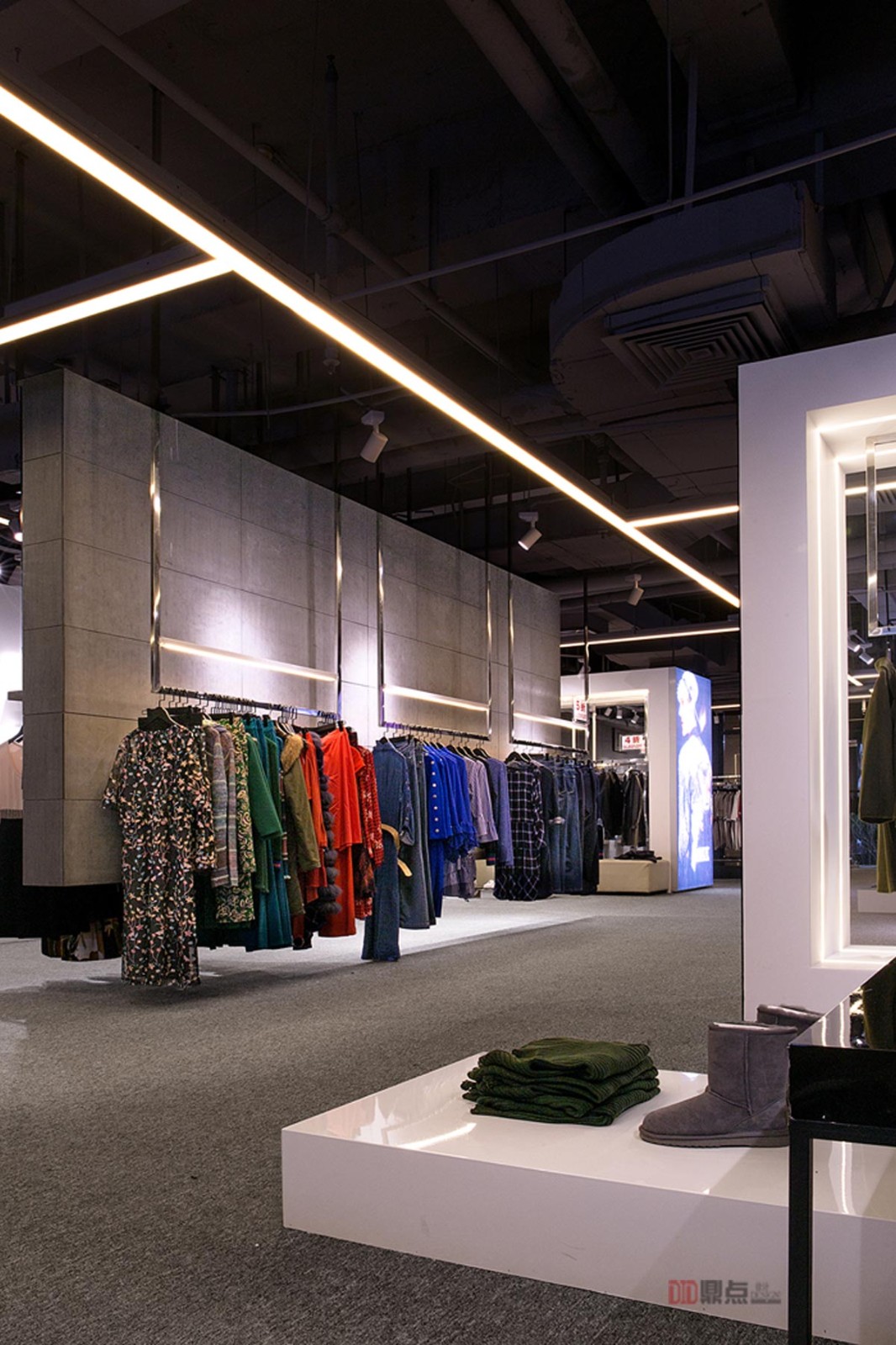 DID 鼎点室内设计 | OUTLETS 奥特莱斯服装店,时尚线条点面完美结合-8