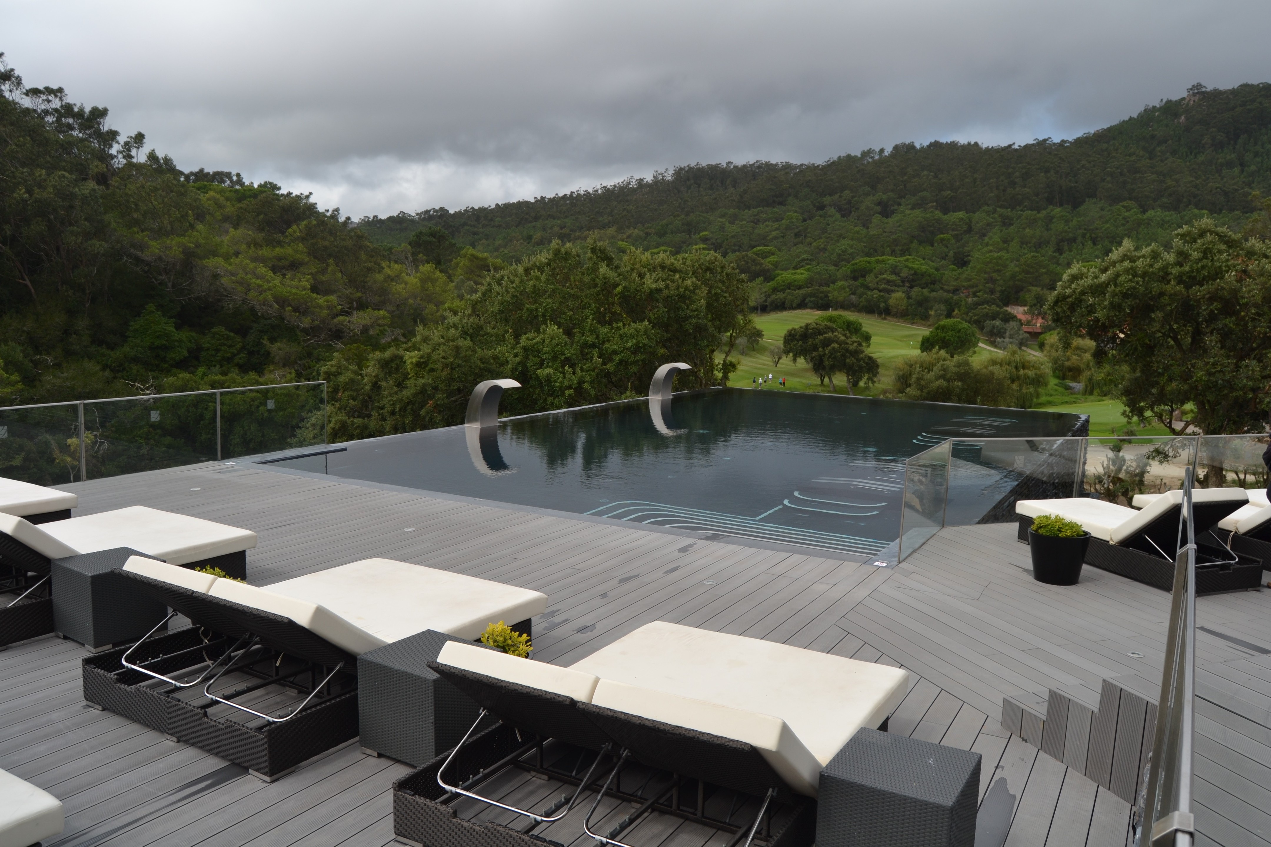 惊艳的 9 米高悬浮泳池设计-12