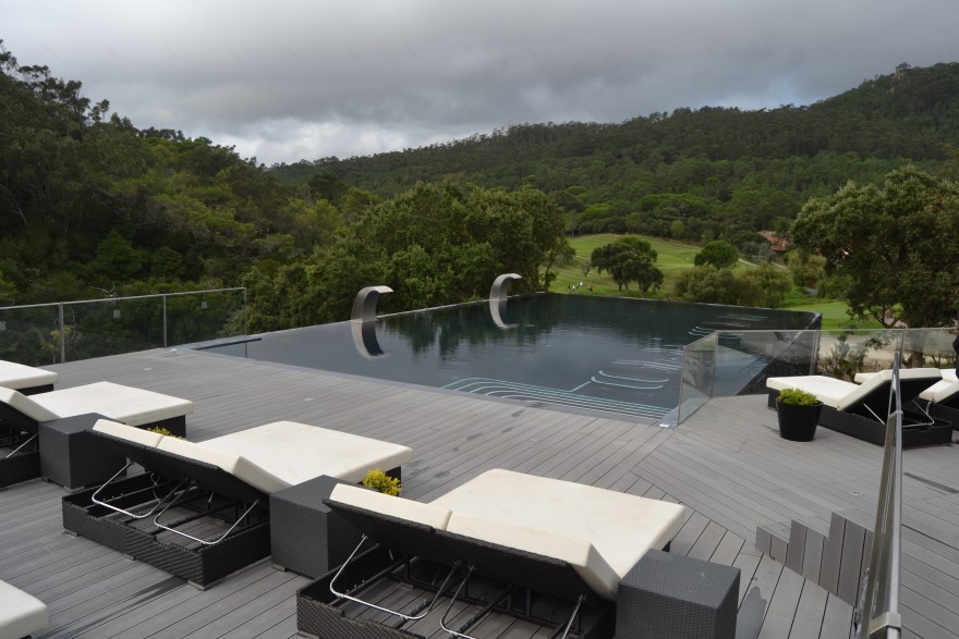 惊艳的 9 米高悬浮泳池设计-12