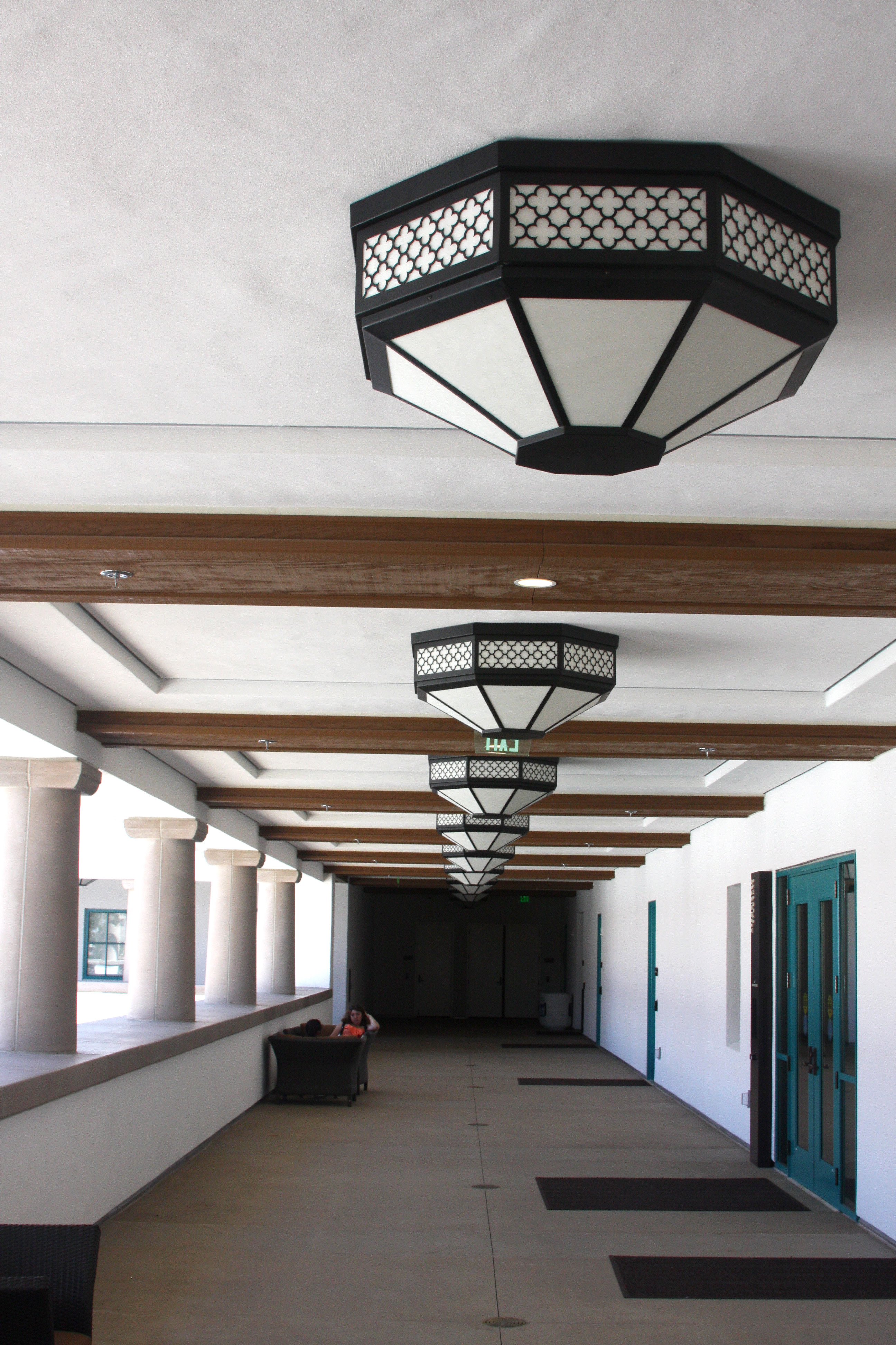 加州大学圣地亚哥分校定制殖民地风格吊灯-4