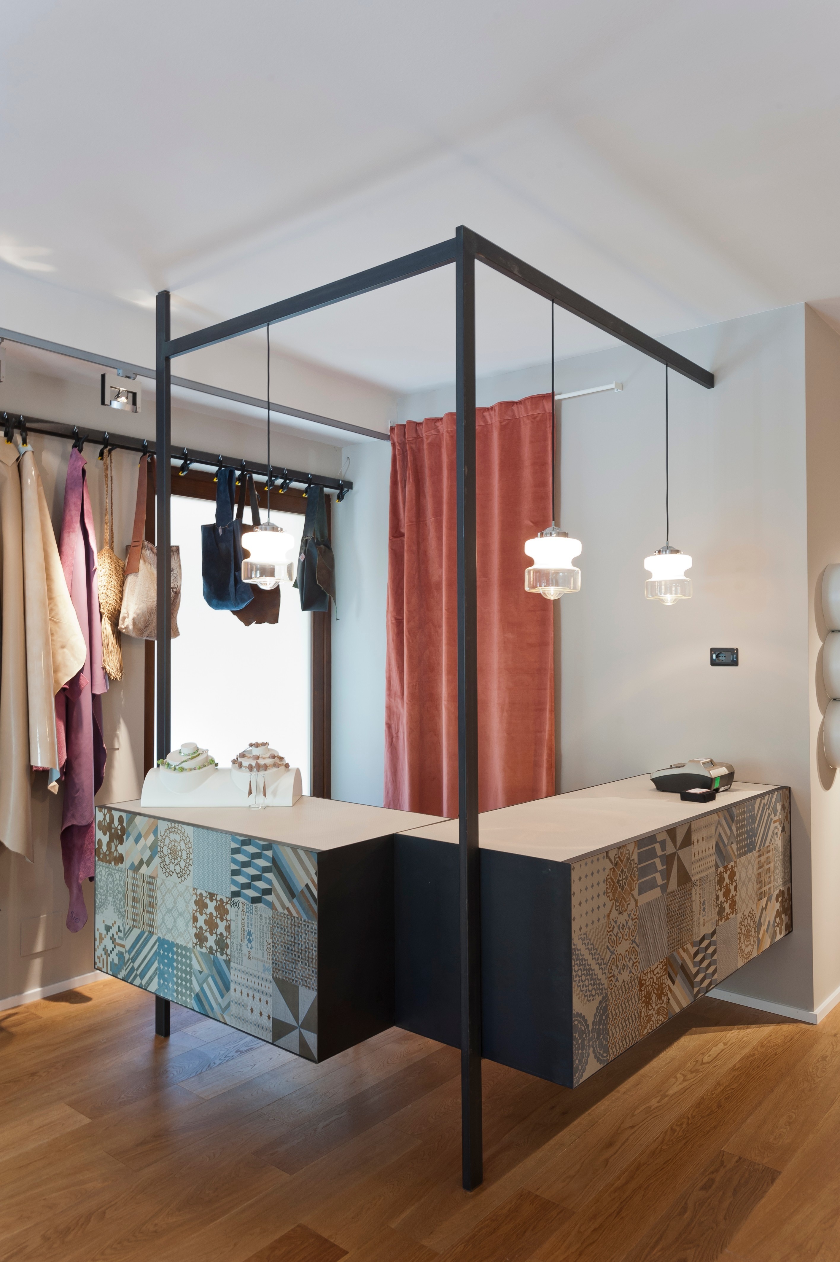 La Tannerie 皮具展示店室内设计-9