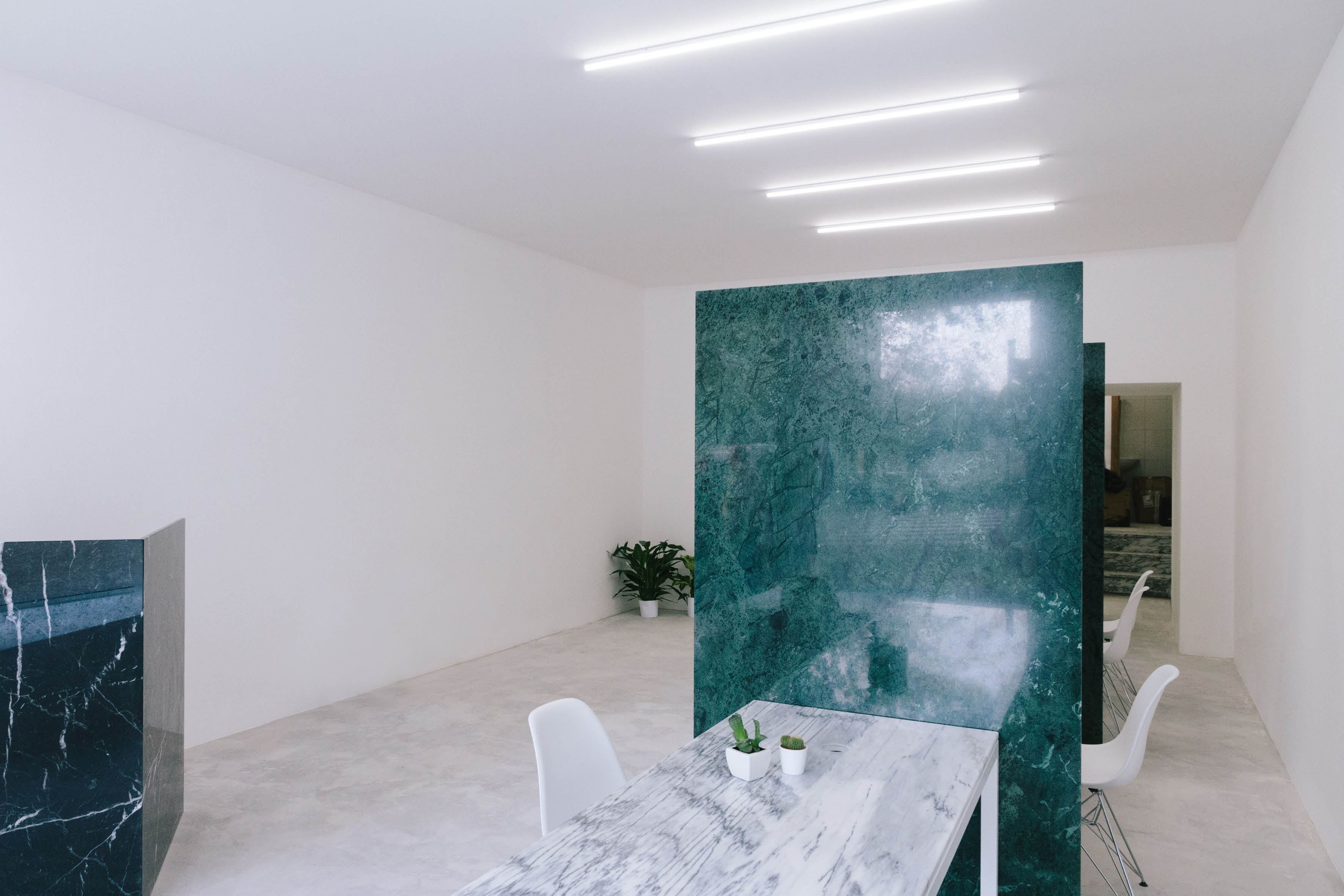 旧服装店转型现代房地产代理机构-22