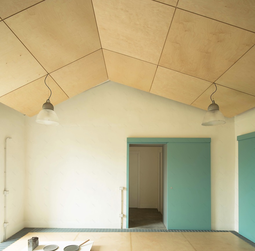 Abadir Academy 旧建筑改造,木质与彩色玻璃的现代融合-8