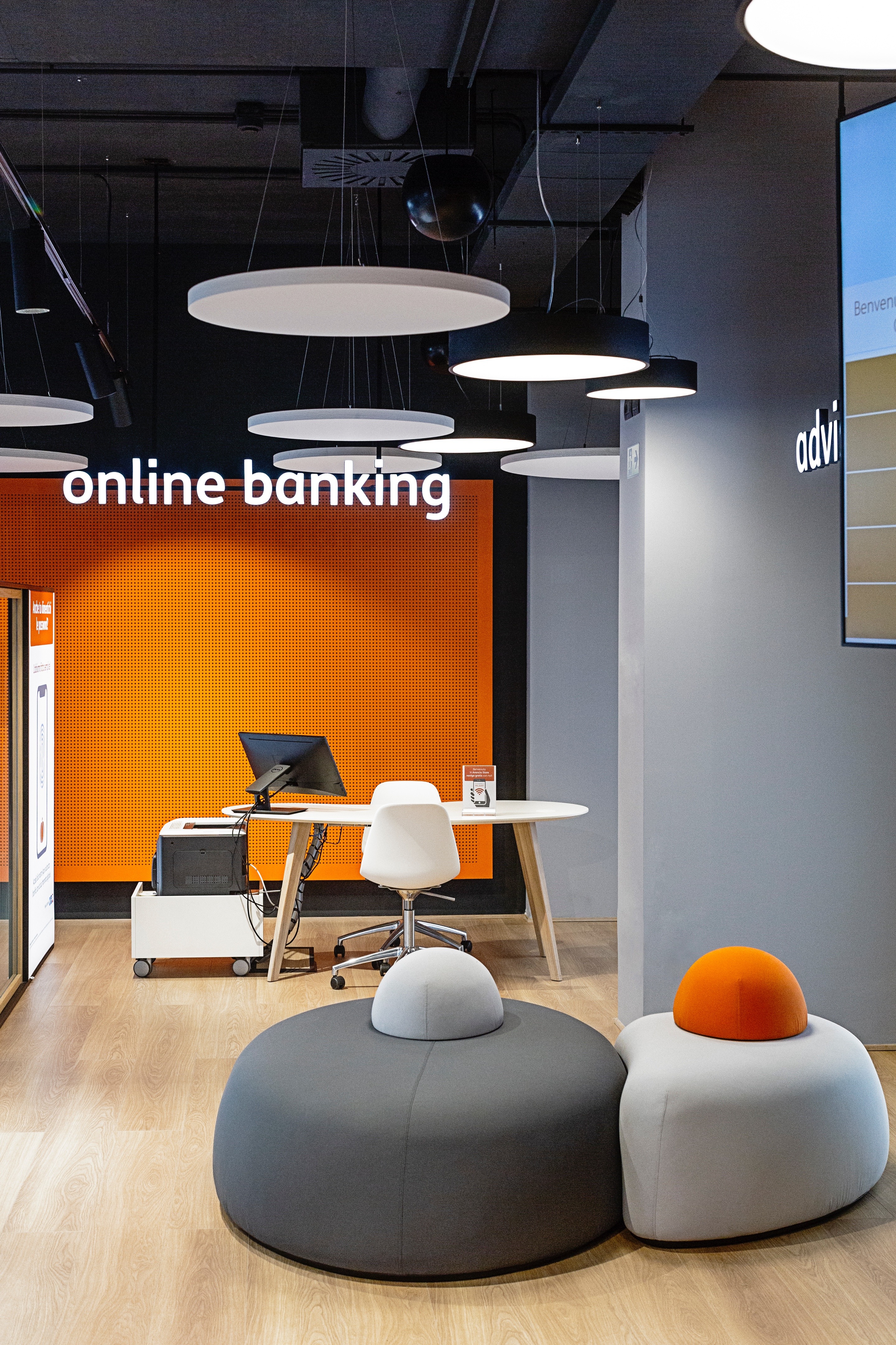 灵活多变的新银行空间 | ING 意大利分行新形象设计-12