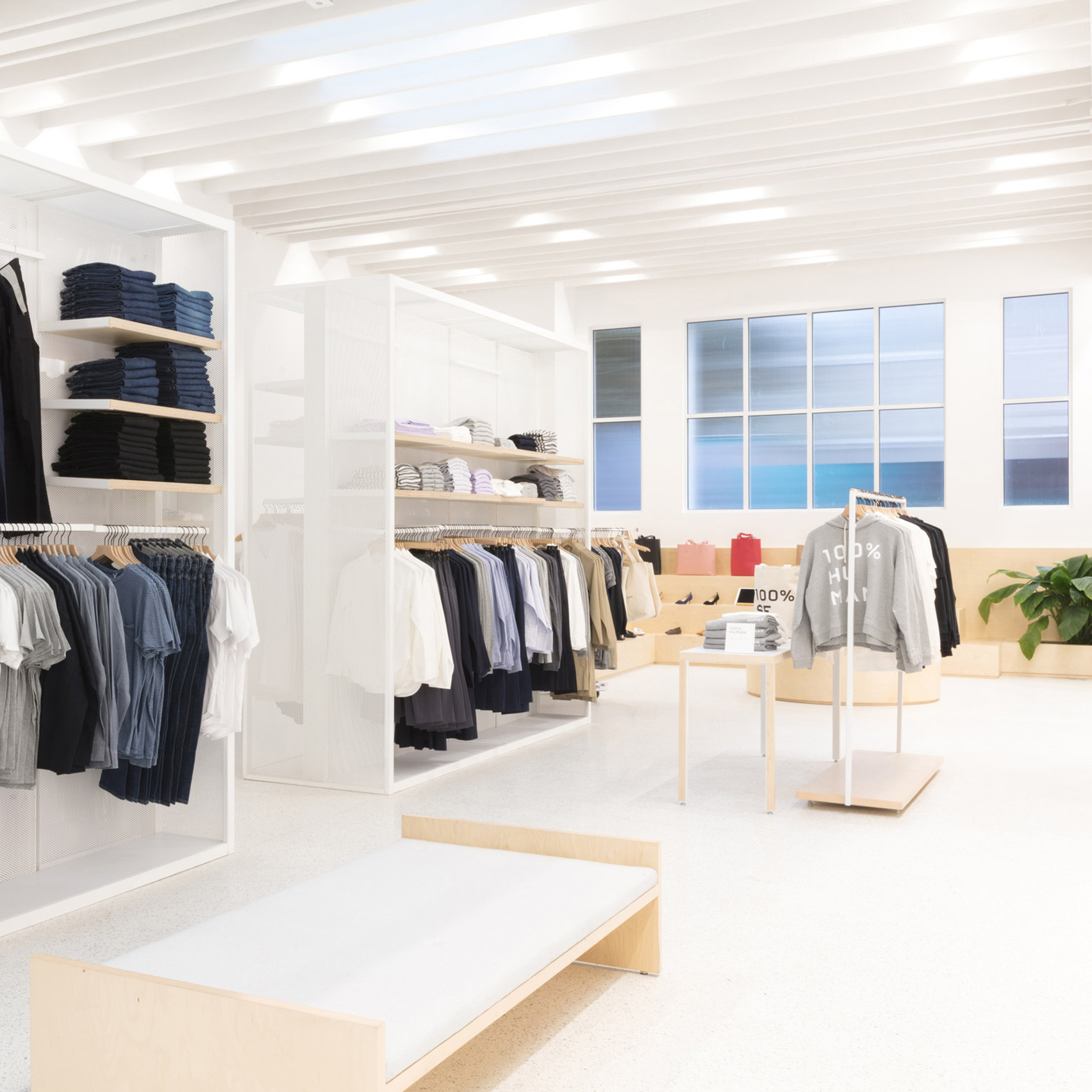 旧金山百年老建筑里的极简时尚空间——Everlane 新店-0