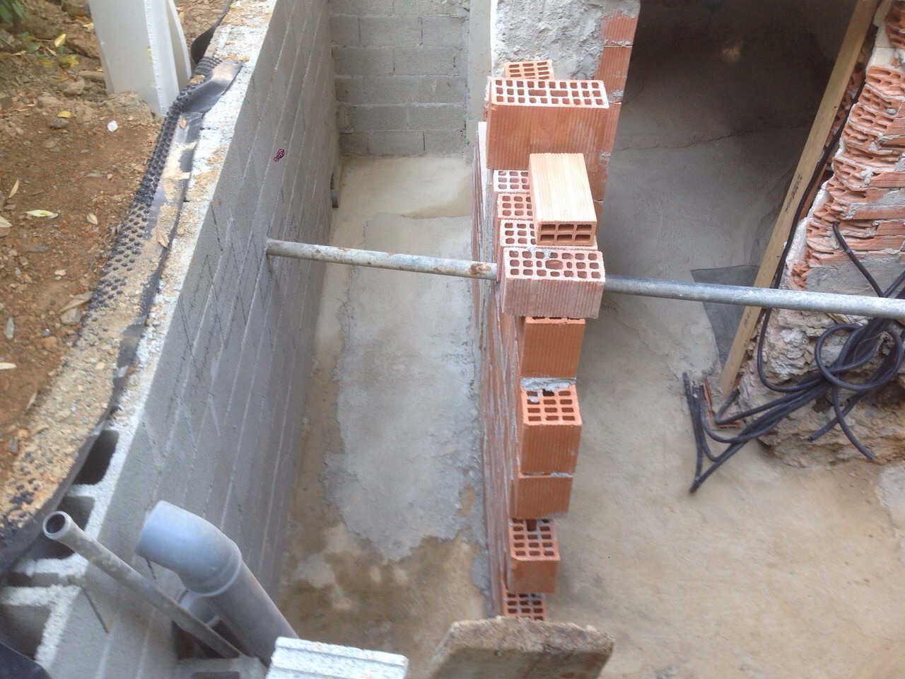 2015 年完成的地下室公寓重建与外部区域调整-5