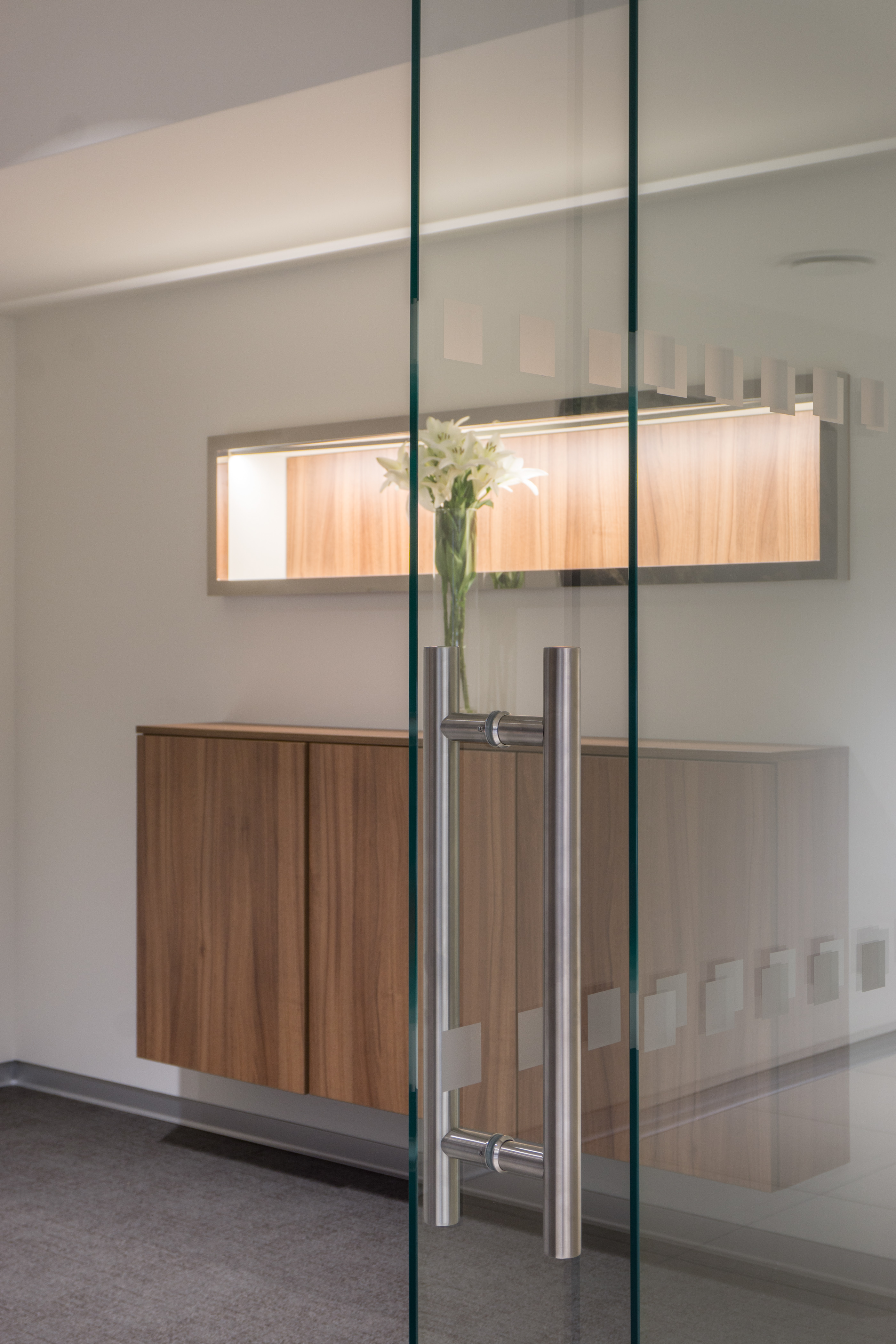 INCHCAPE - Jaguar/Landrover Showroom interior-14