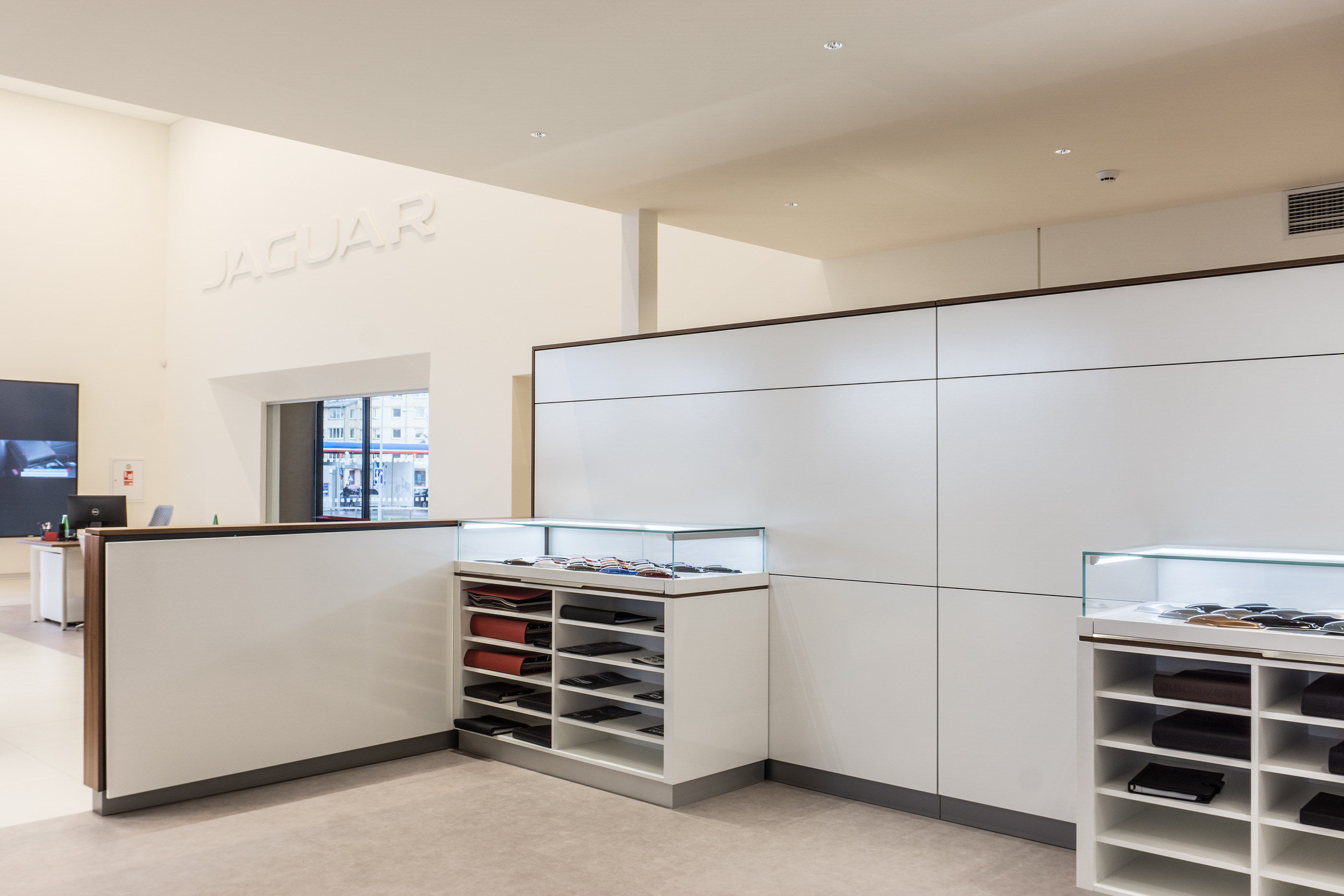 INCHCAPE - Jaguar/Landrover Showroom interior-7