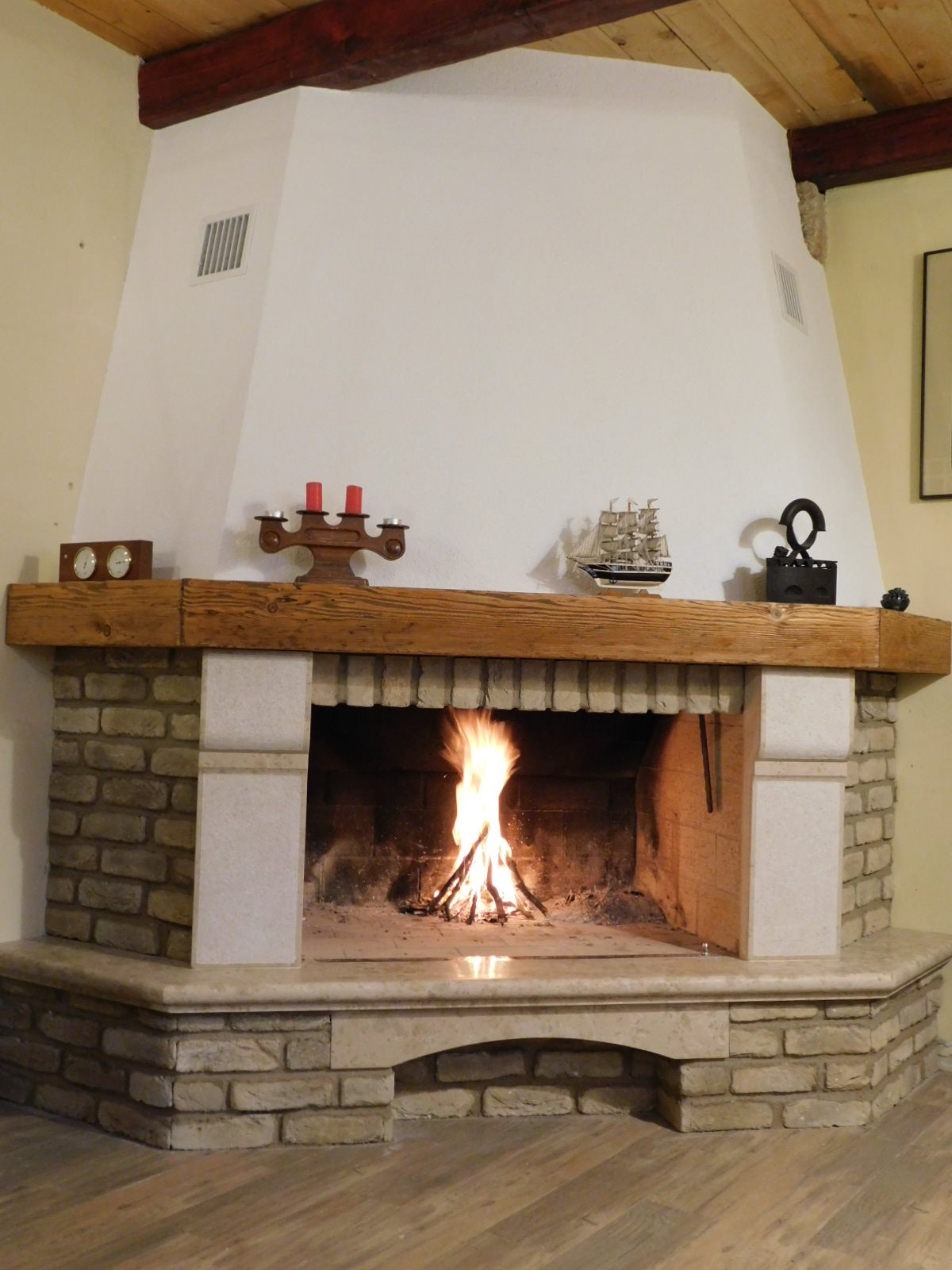 2019 年完成的温馨石头住宅设计-0