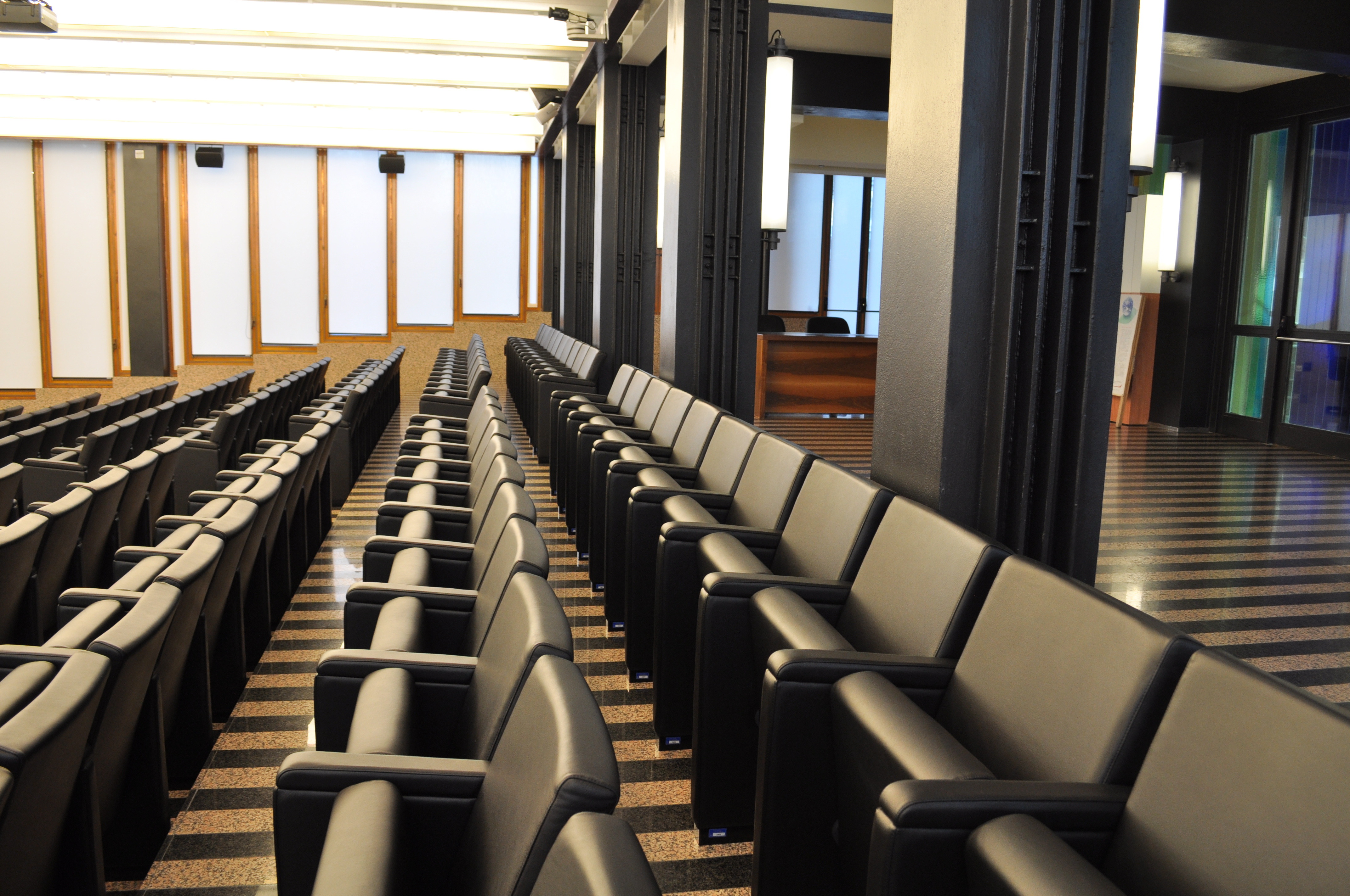 黑金剧院 | 拉文纳商业大厦室内设计-1