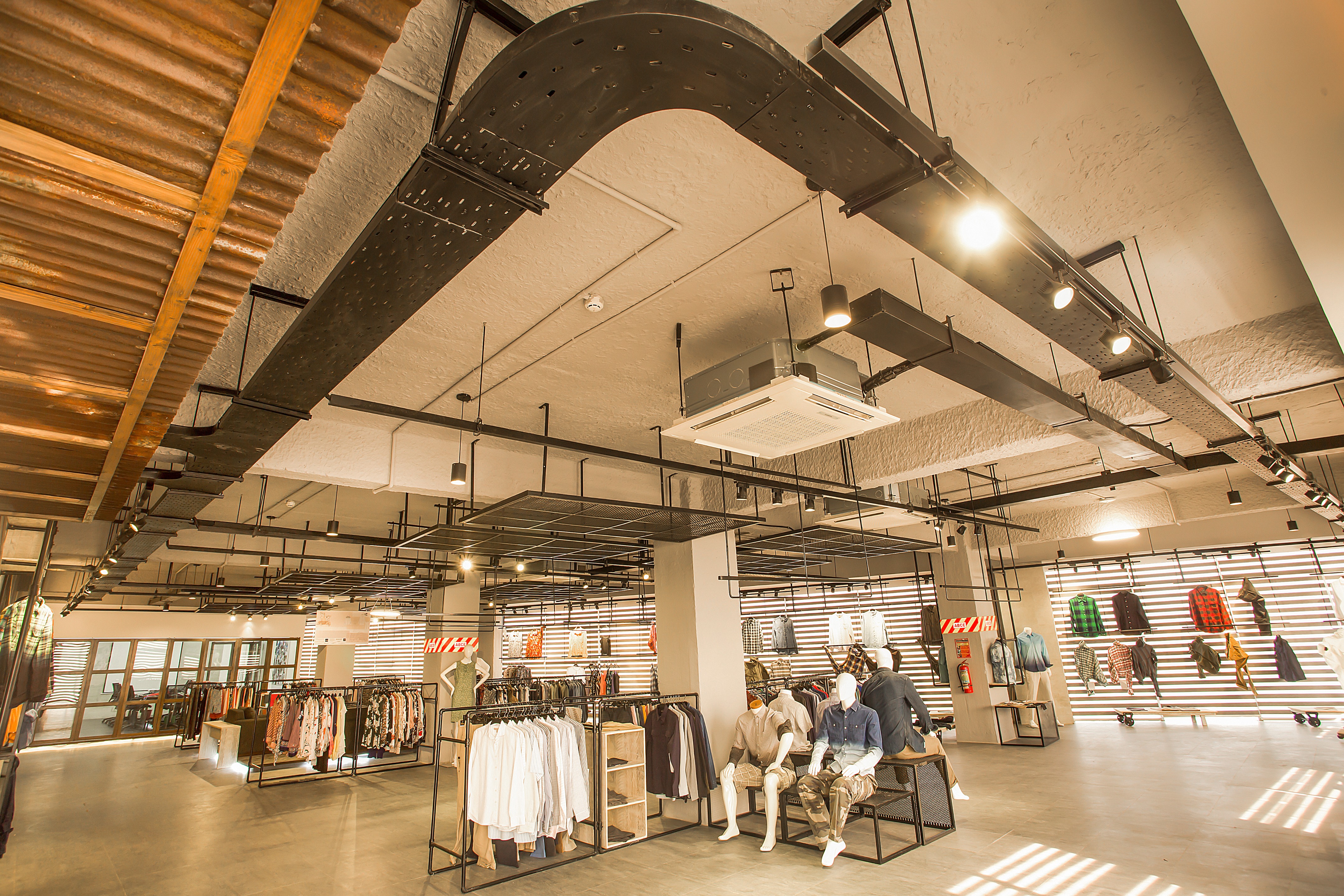 2017 年完成的工业风时尚展示厅室内设计-0