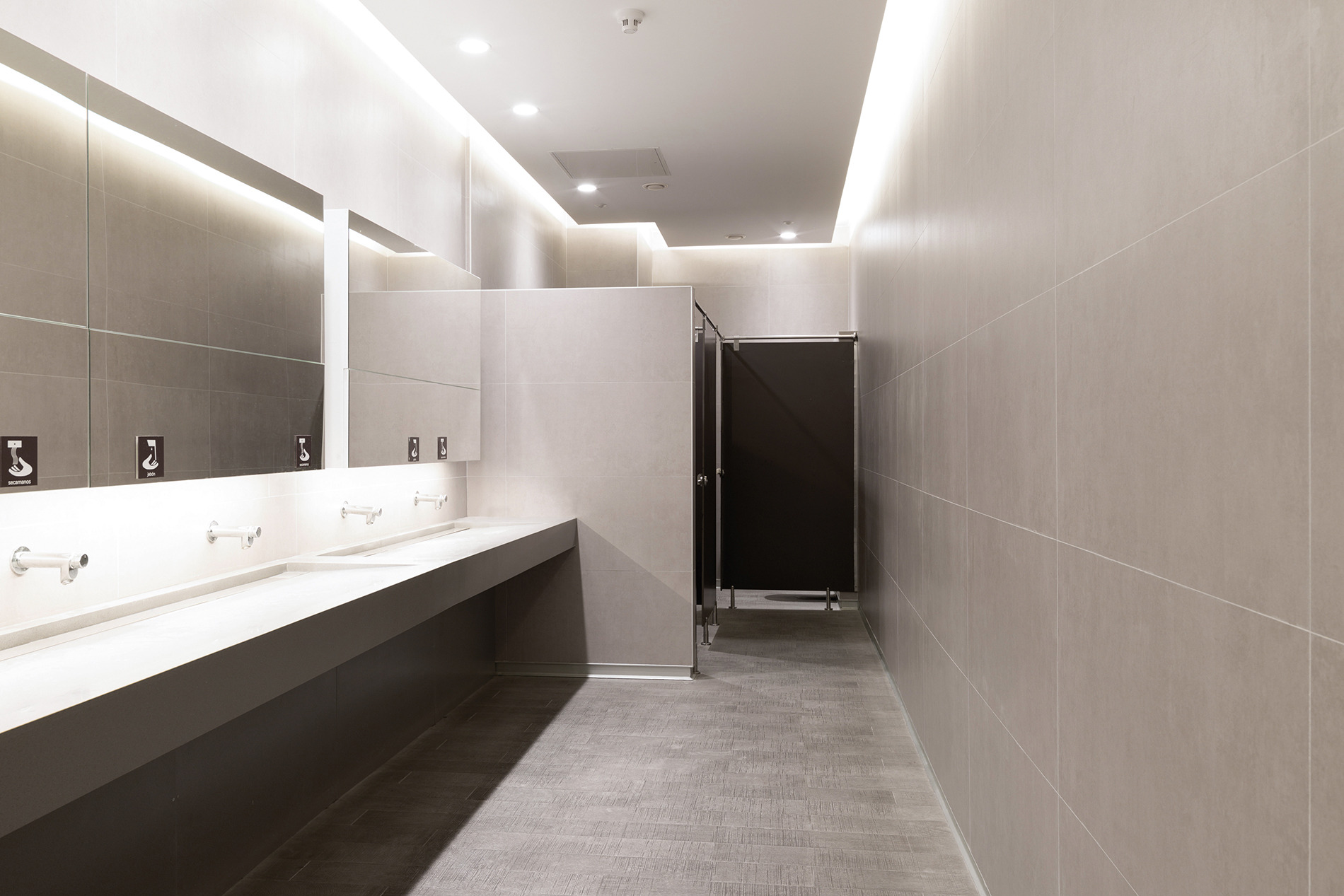 家乐福商场公共卫生间-3