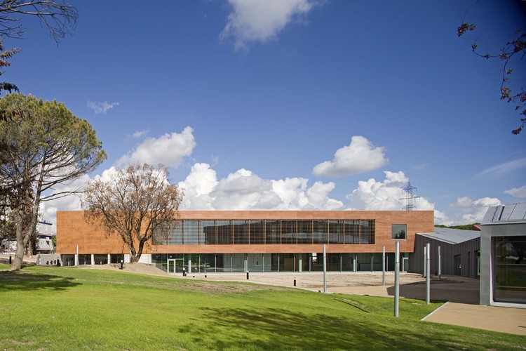 创新翻新体育设施，融入自然美景-18