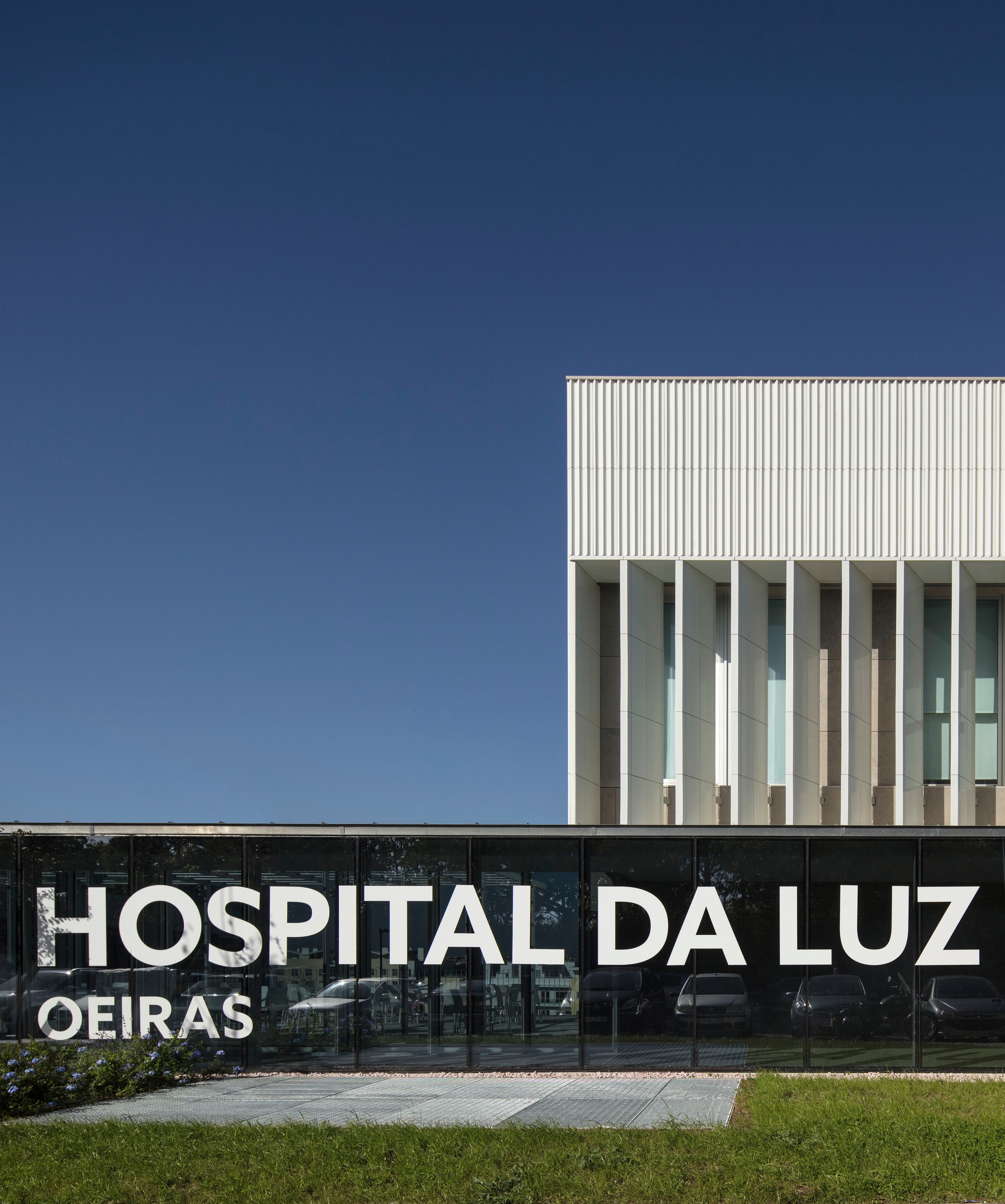 光之医院 · 创新室内设计营造舒适就医环境-1