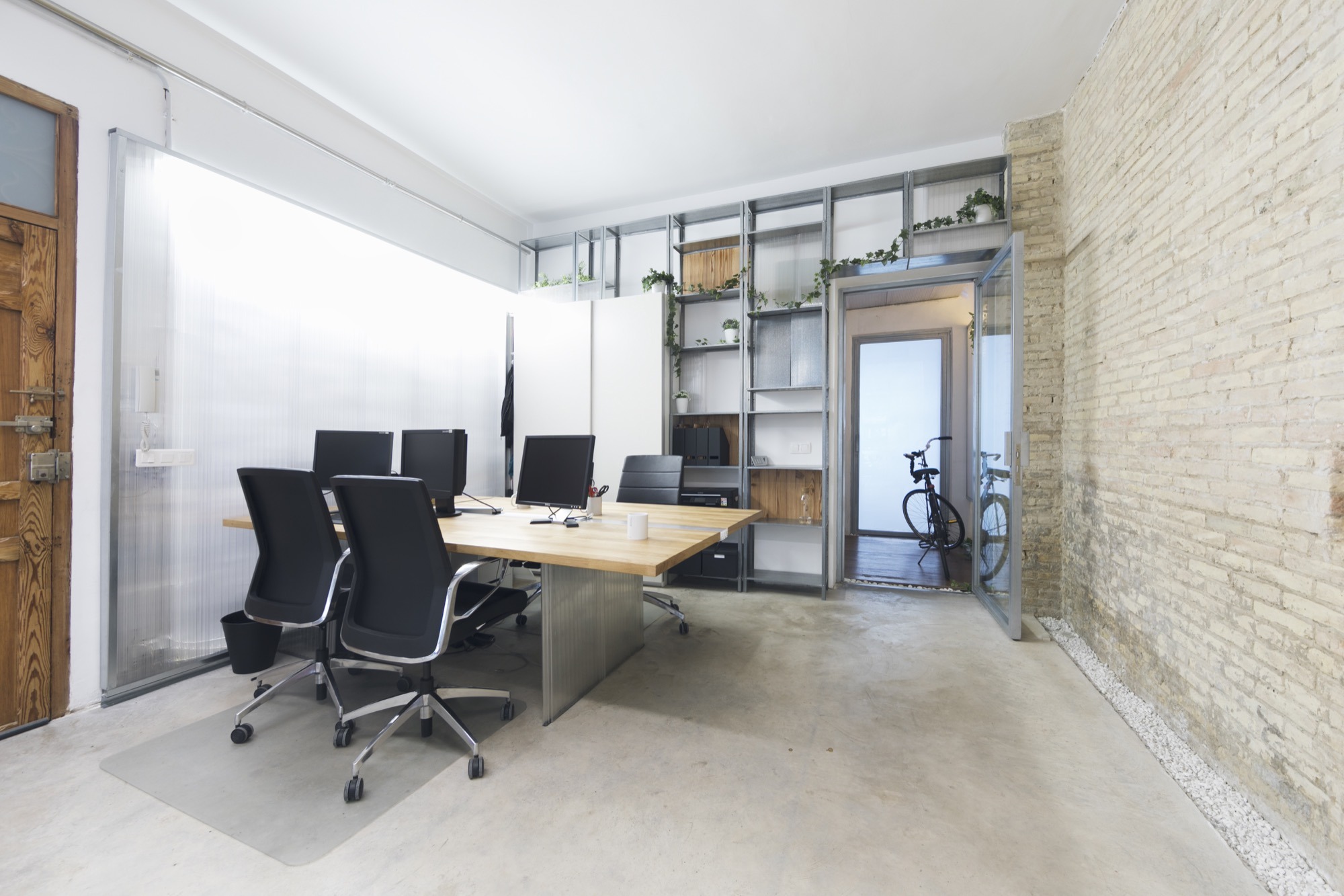 创新材料诠释 Ruzafa 社区精神的室内设计-1