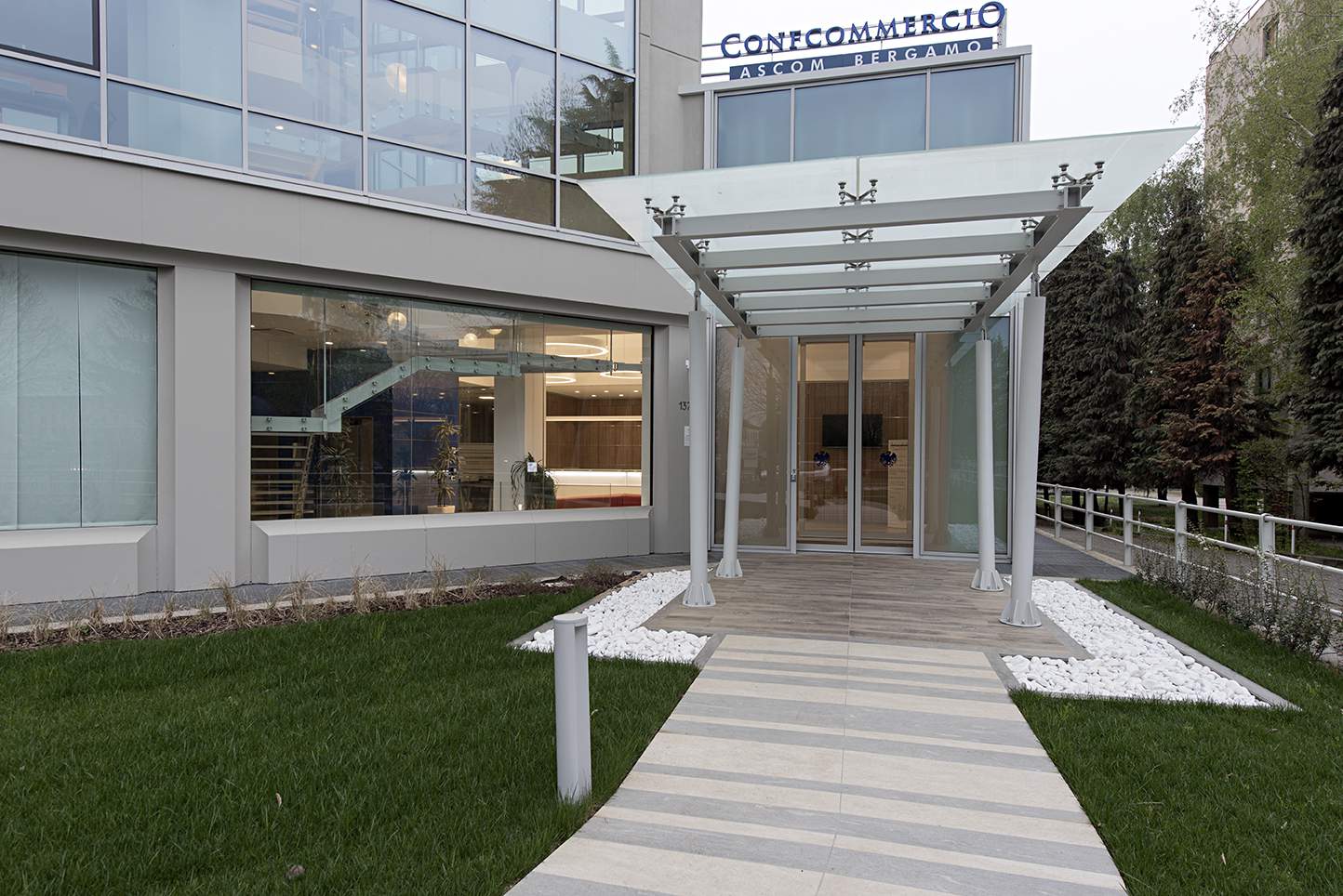 重塑办公空间典范 · 米兰某办公楼翻新-2