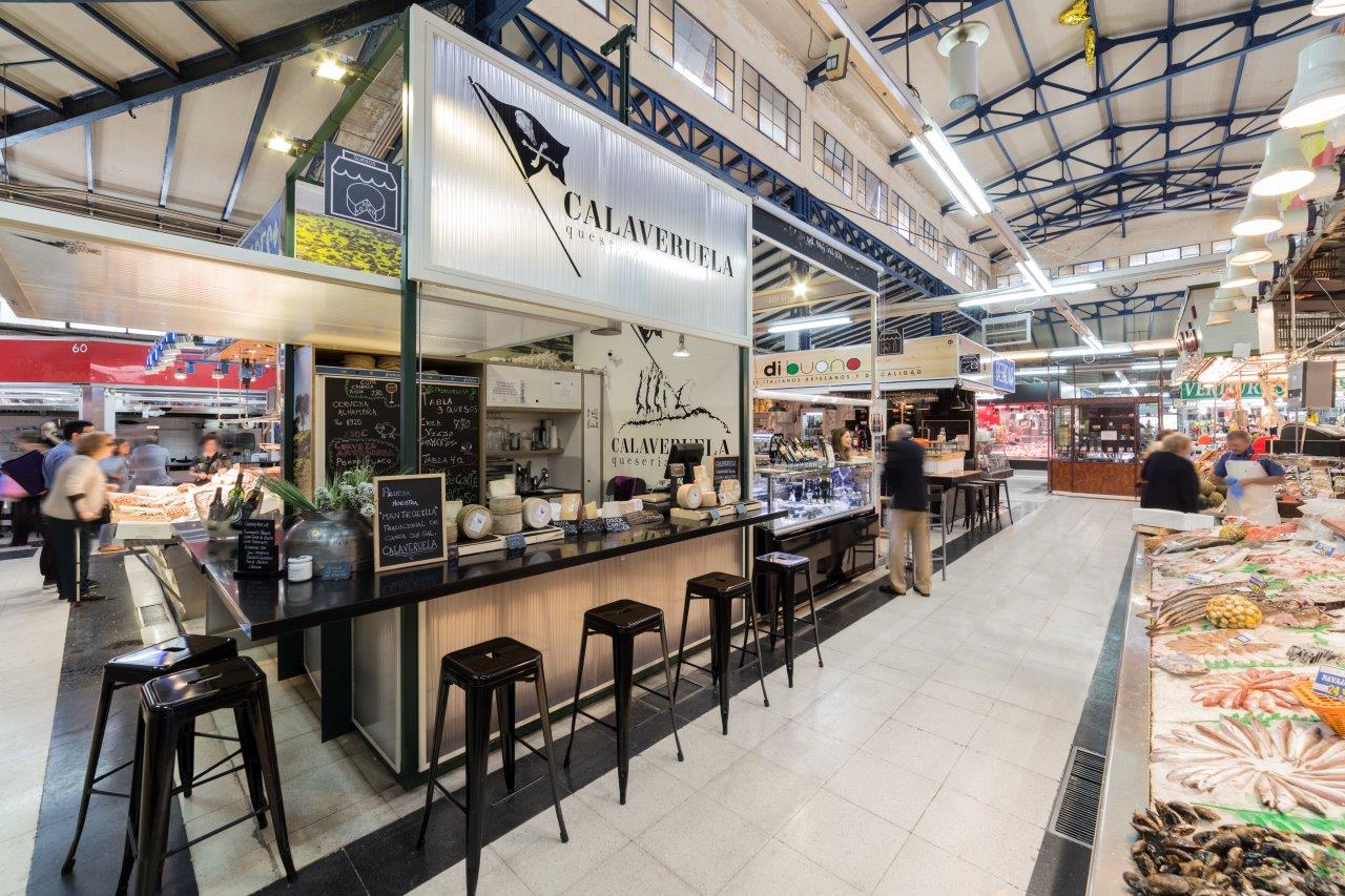 西班牙传统食品店“Calaveruela”的黑金 KRION 展示柜-0