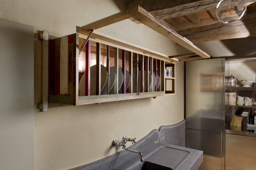 颠覆传统的乡村风格木制餐具柜-15