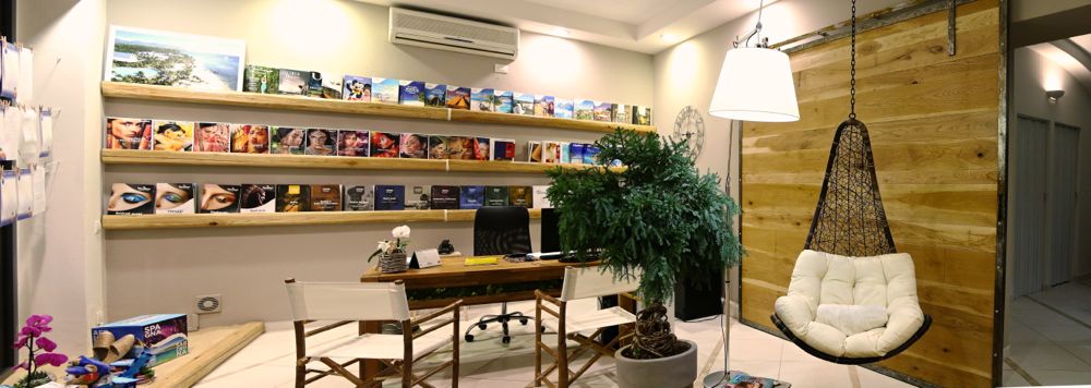 定制化木饰打造私密旅游咨询空间-14