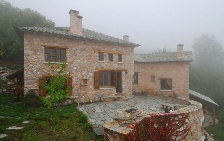 Pelion 山间混凝土石屋,融入自然的简约生活-22