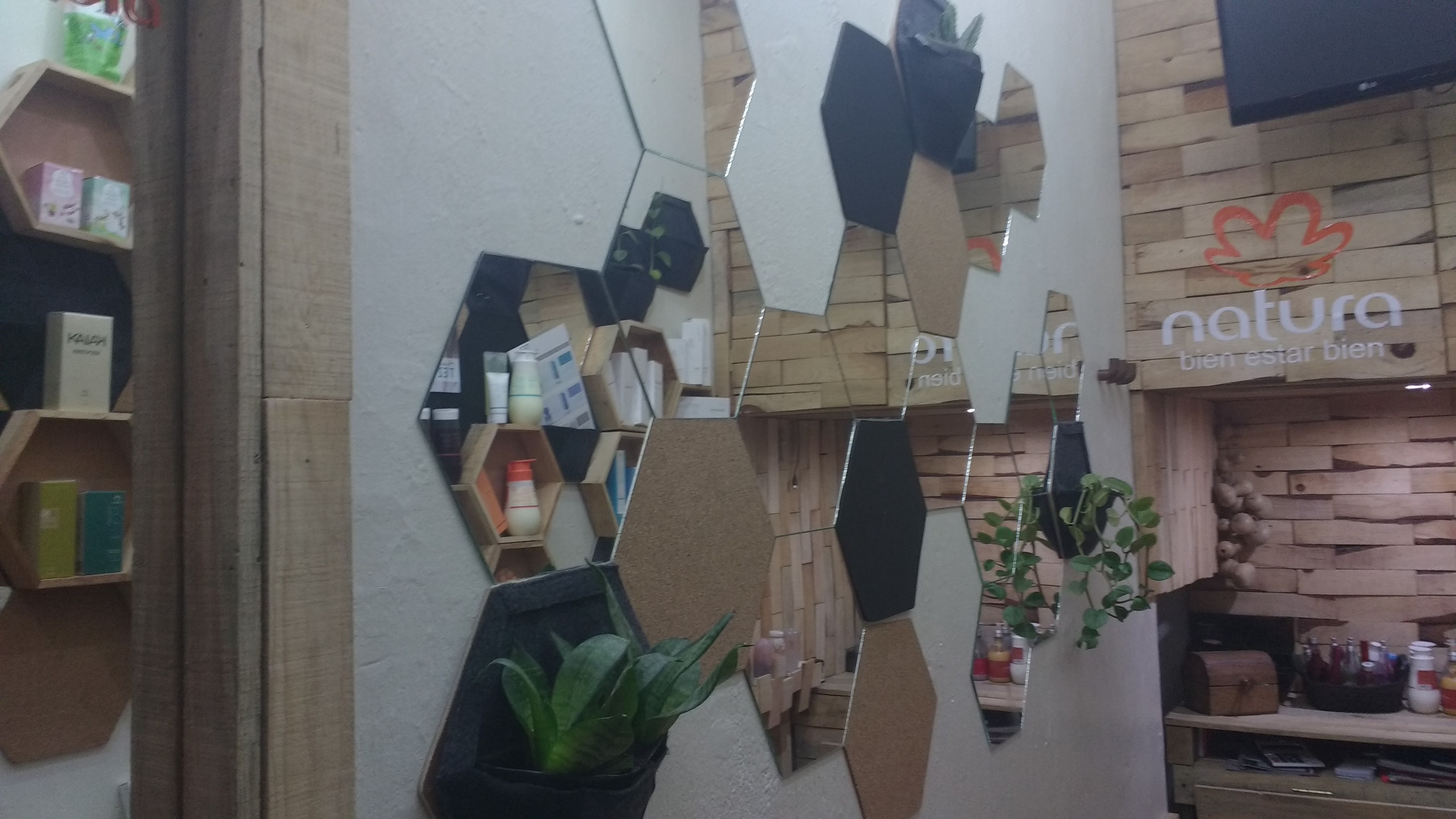 环保可持续的香水化妆品店设计-16