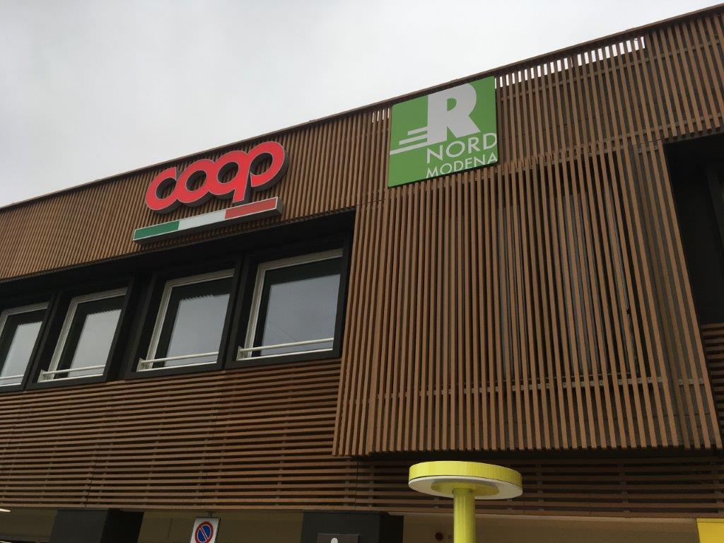 重塑 Coop 购物中心，木质复合材料打造现代购物空间-4