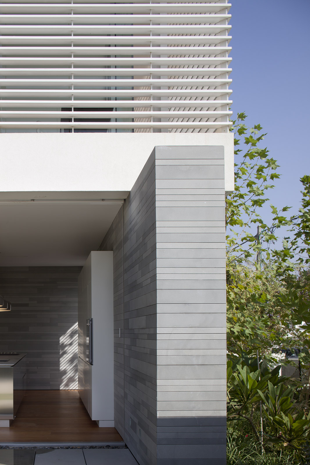 线性之家 | 利用石墙与木“Mashrabiya”打造四维空间-5