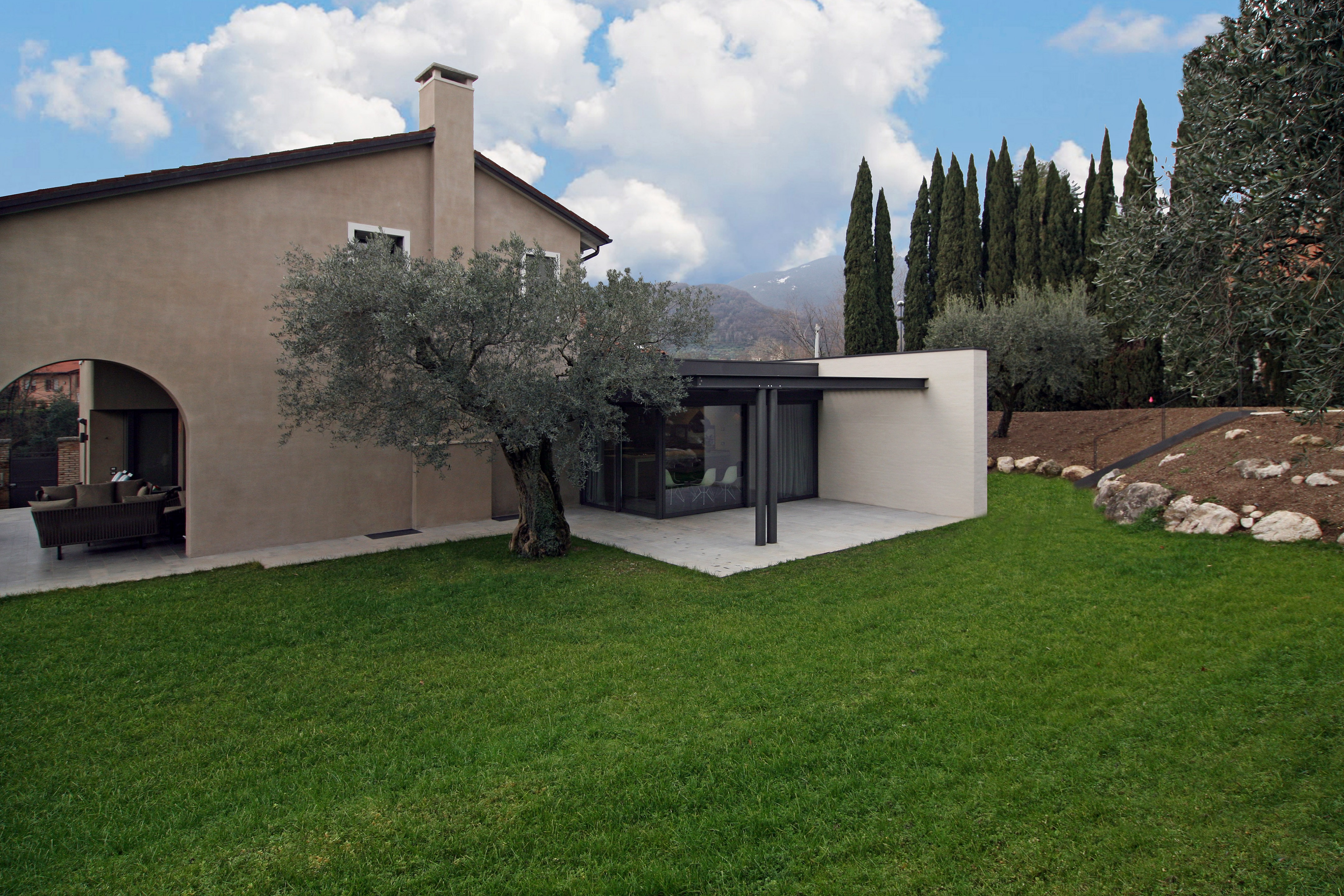 乡村农舍翻新扩建,融入自然风光-1