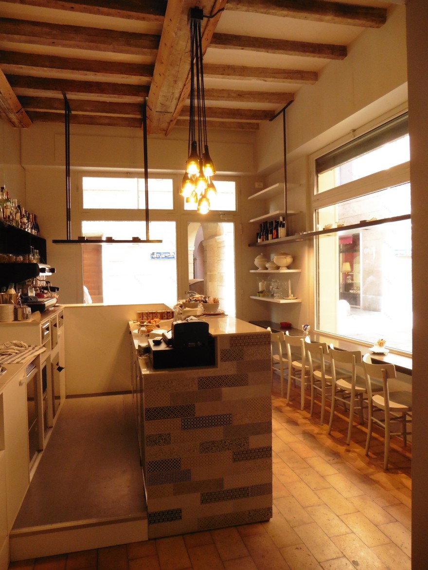 摩德纳历史建筑中的现代餐饮空间-1