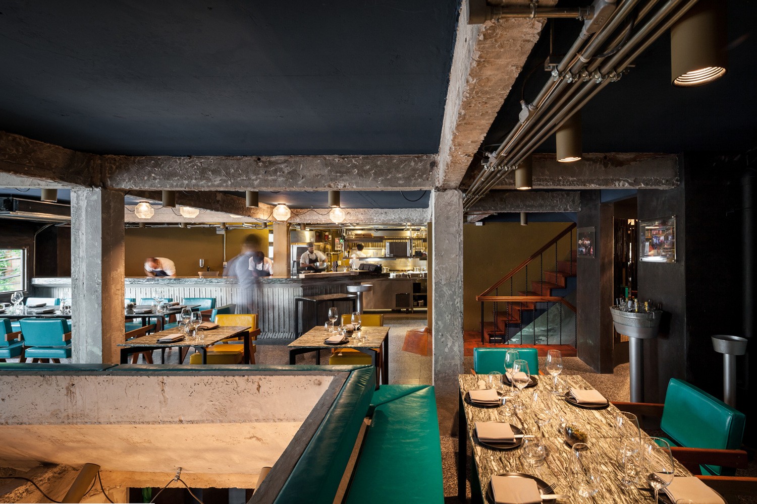曼谷“过时”混凝土泰国餐厅,融入废弃背景的弹出式美食空间-6