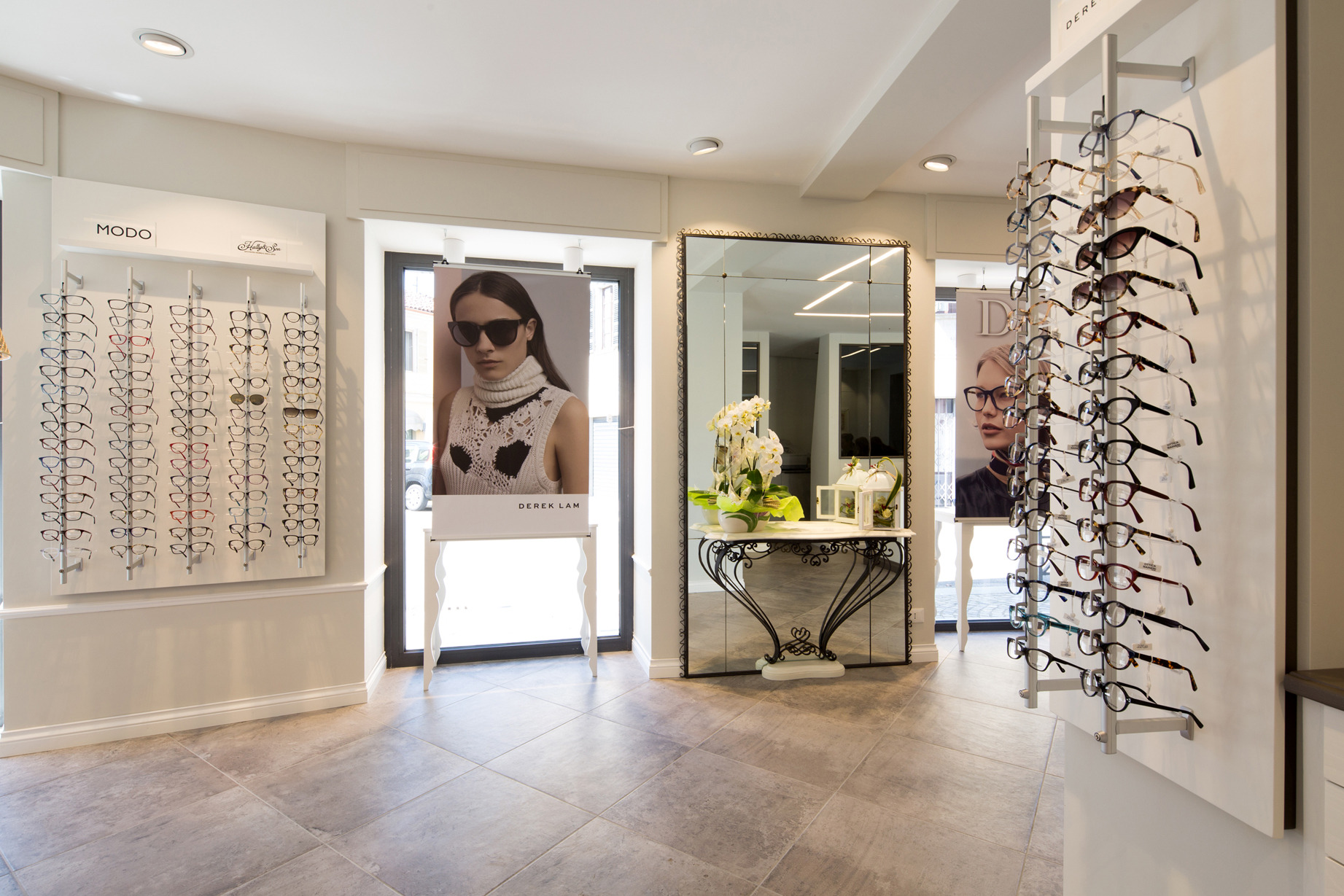 经典与现代共融的眼镜店设计-9