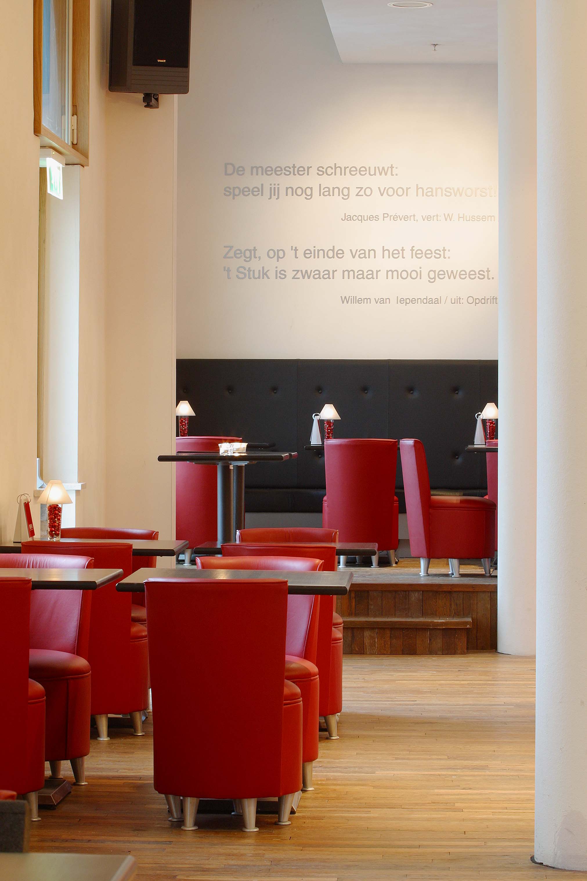 剧院空间新定义 | 融入城市生活,打造多功能文化场所-5