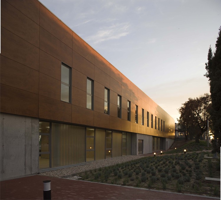 创新翻新体育设施，融入自然美景-42