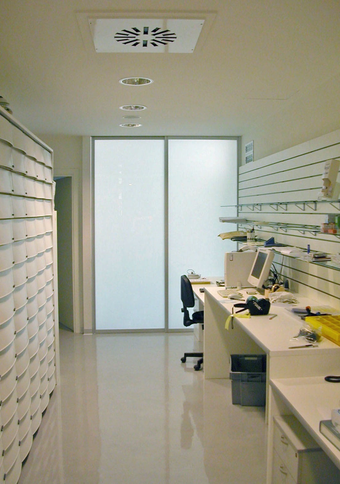 2004 年完成的 Mainardis 新药店室内设计案例-9