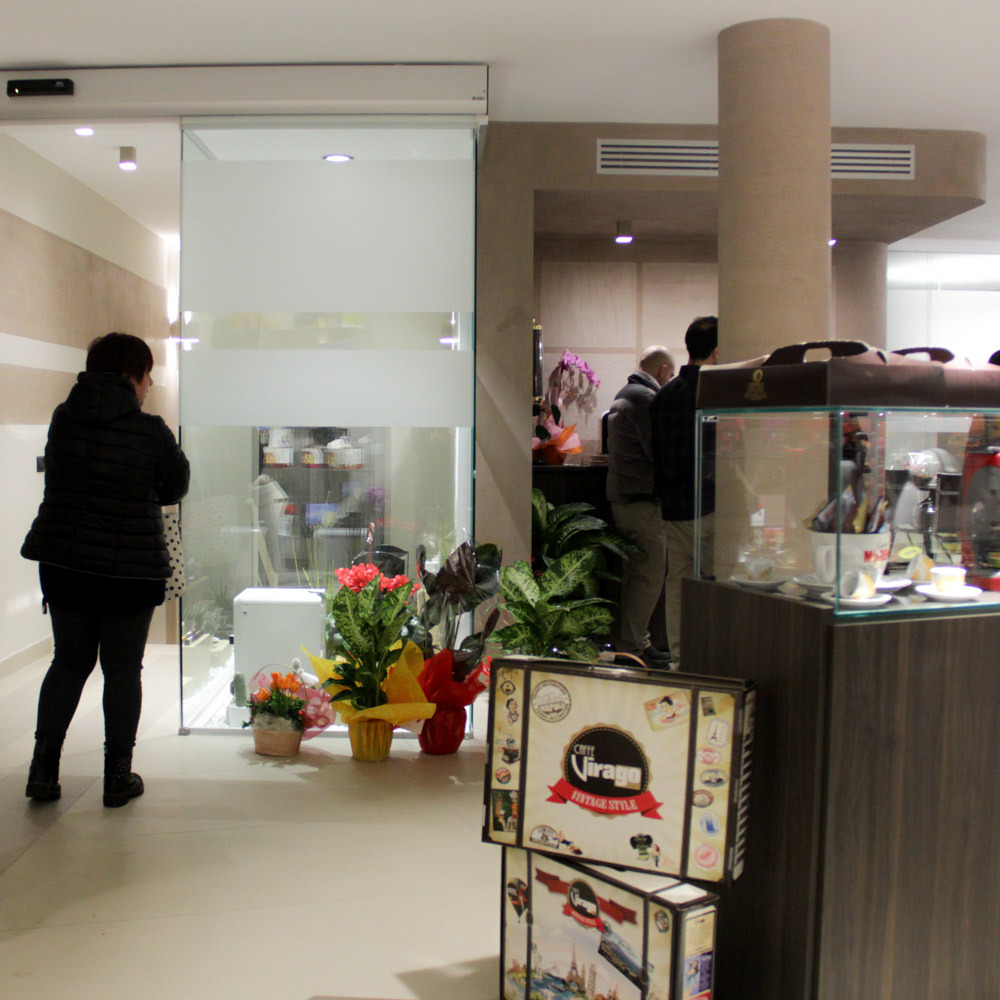 优雅珠宝般的咖啡店设计-14