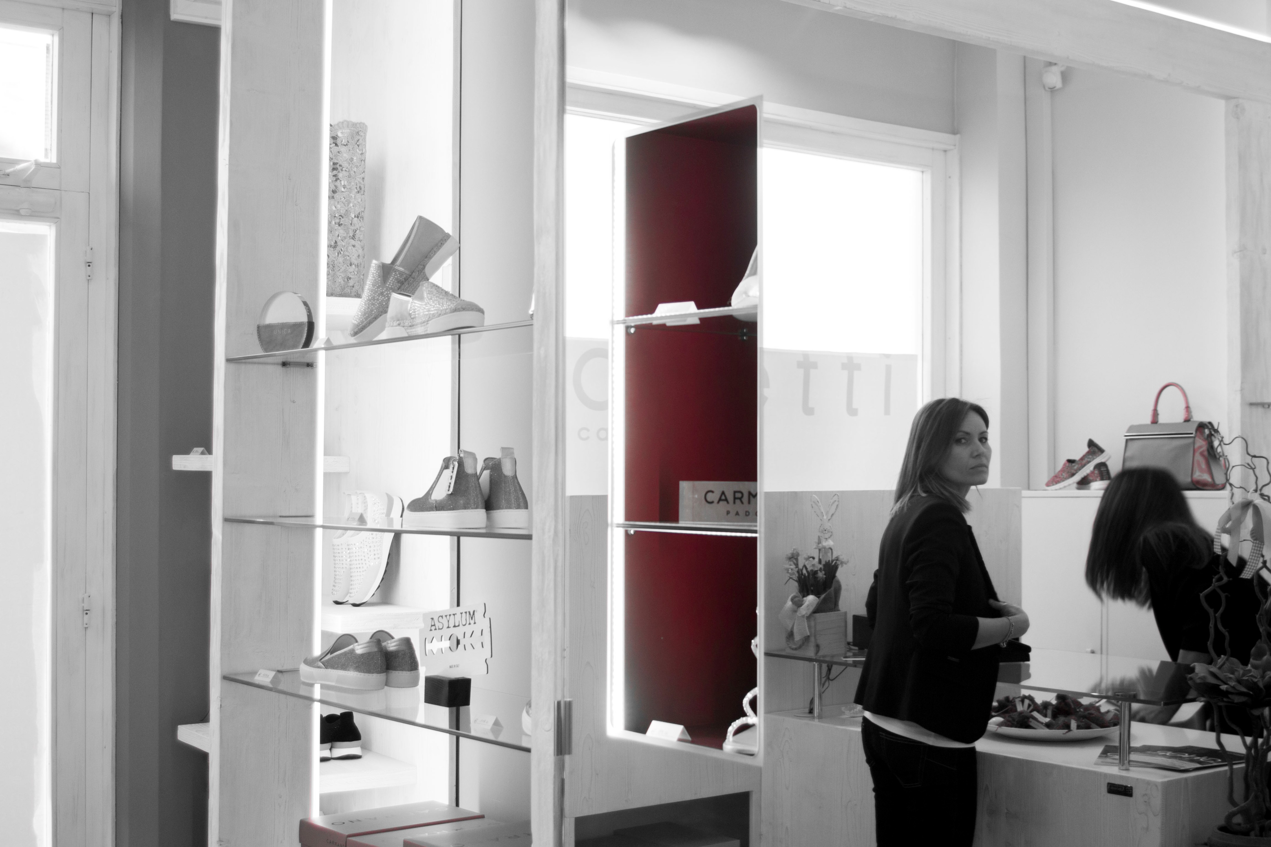 海滩边的"皮革"变身，打造全年展示优雅的鞋子店-24