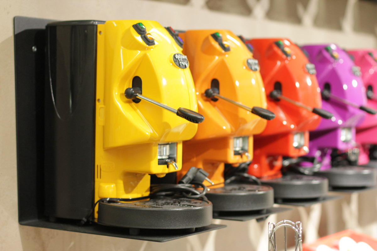 优雅珠宝般的咖啡店设计-25