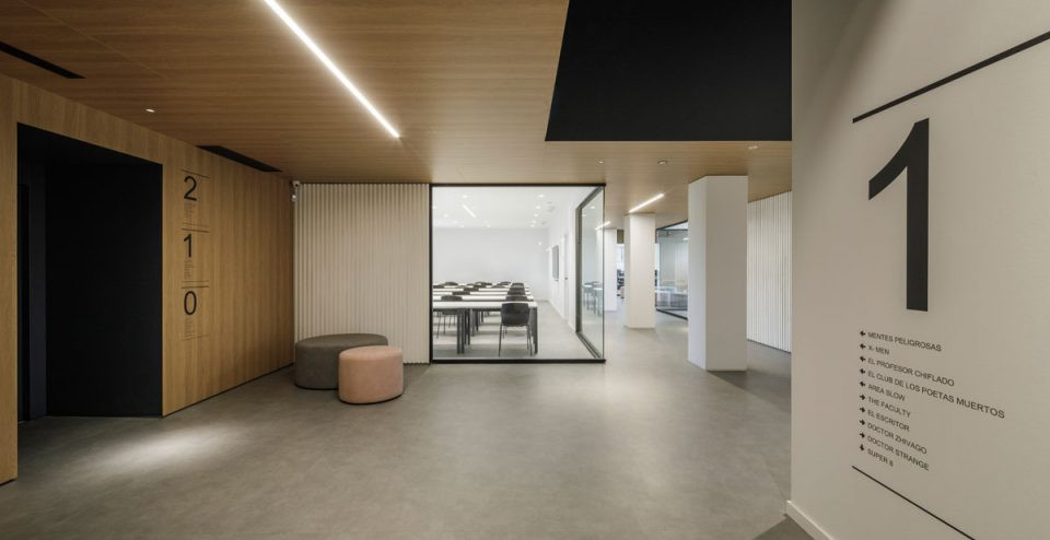 列伊达旧军事总部变身高颜值培训办公空间-4