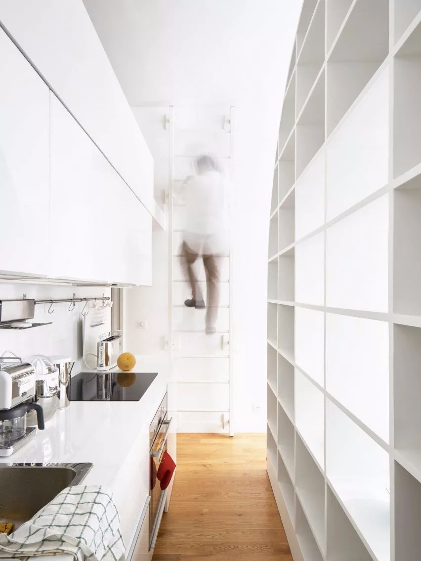 巴黎 30㎡小宅,拱形储物柜打造宽敞空间-14