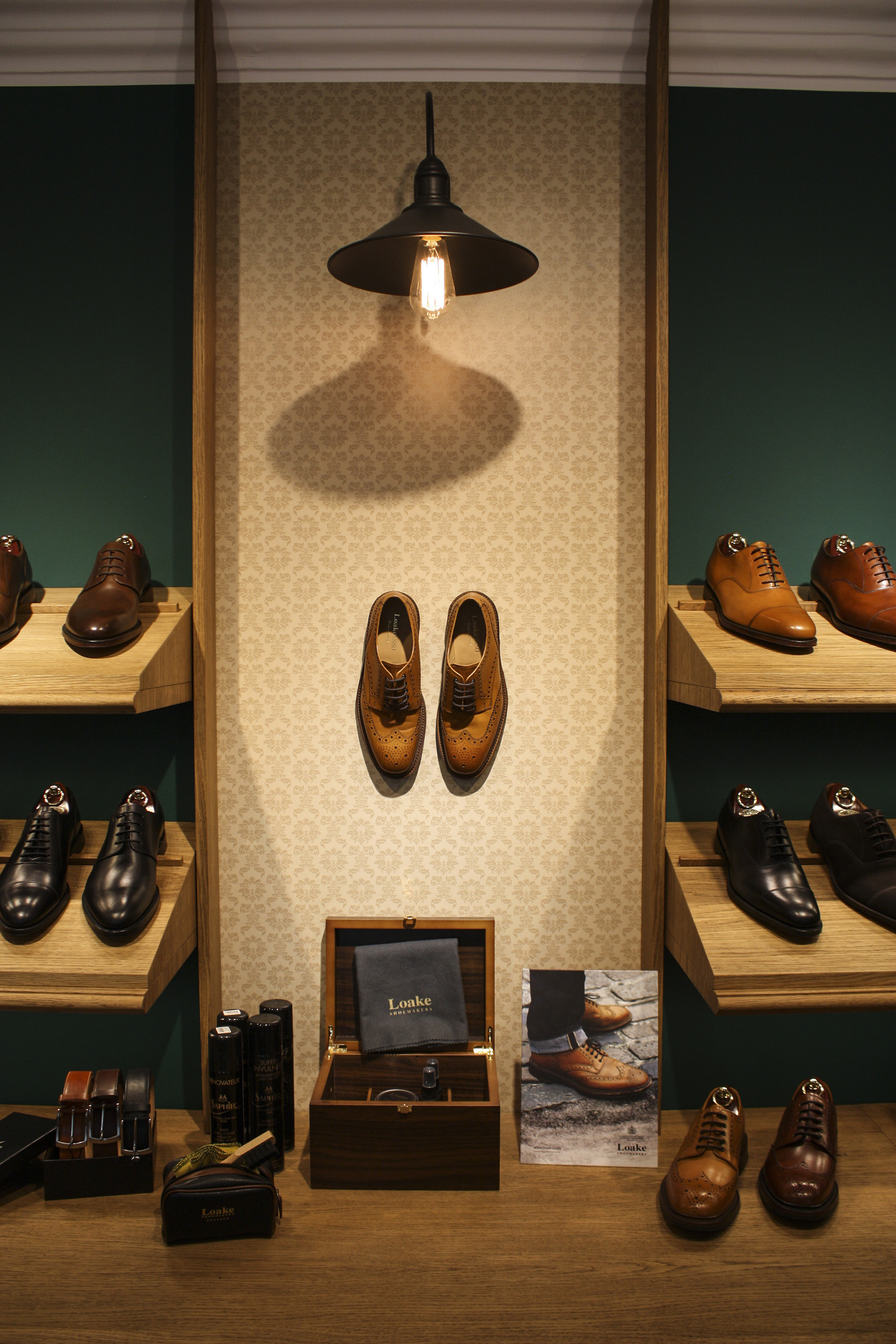 2015 年 Loake Shoemakers 定制店铺设计-12