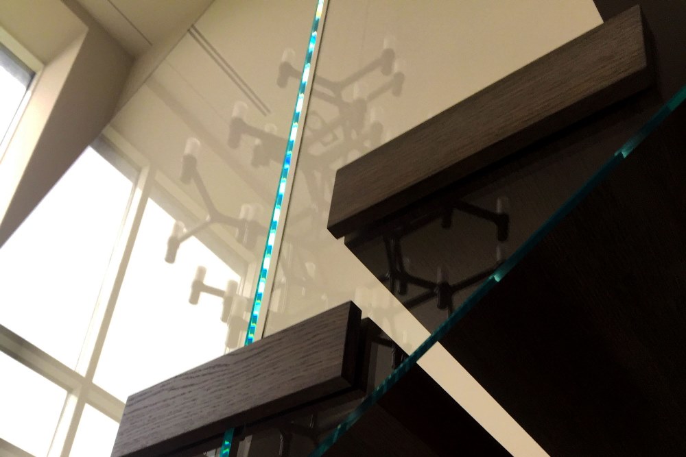 玻璃幕墙上的悬浮楼梯-11