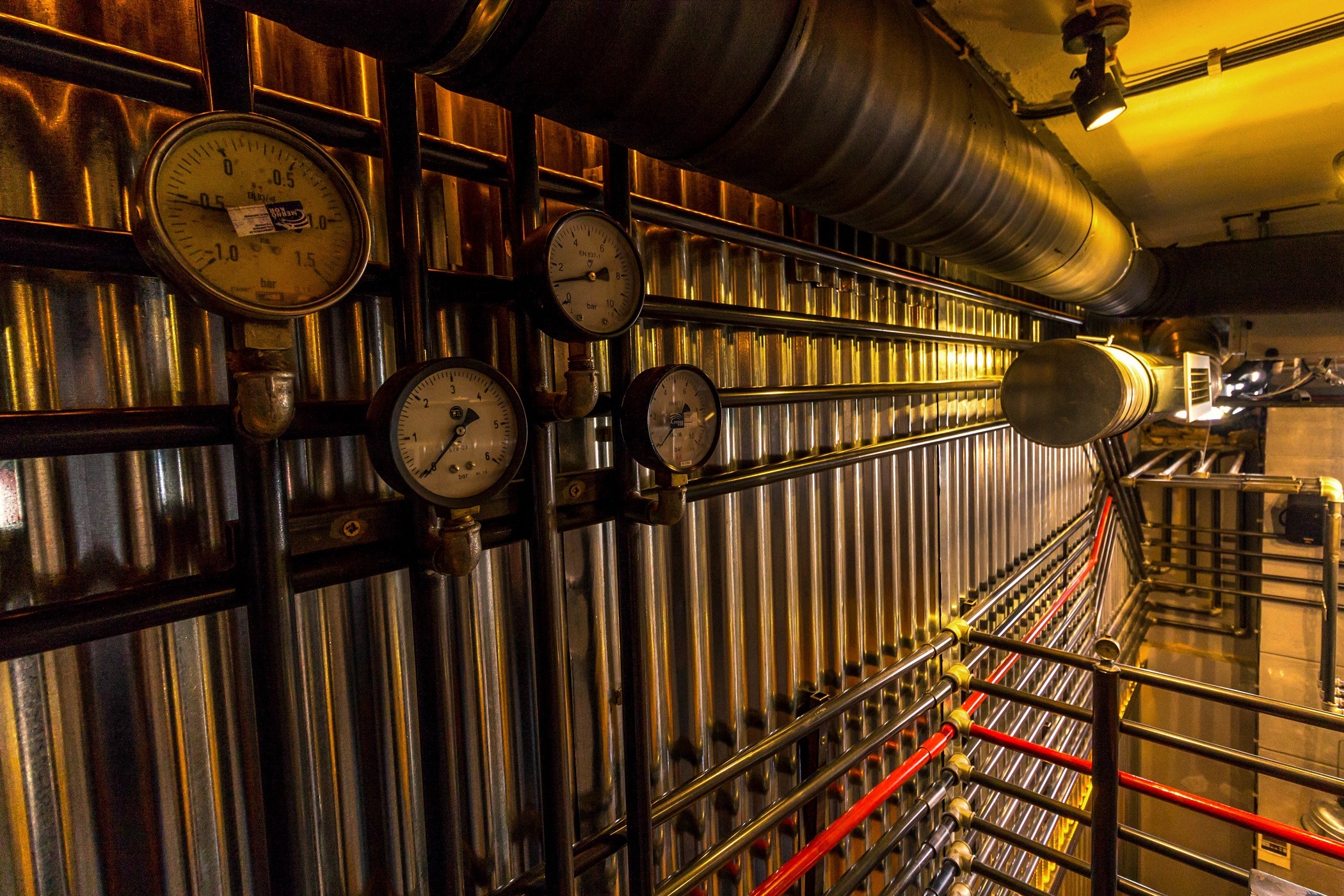 独特工业风,1200 米管道打造的极致酒吧空间-10