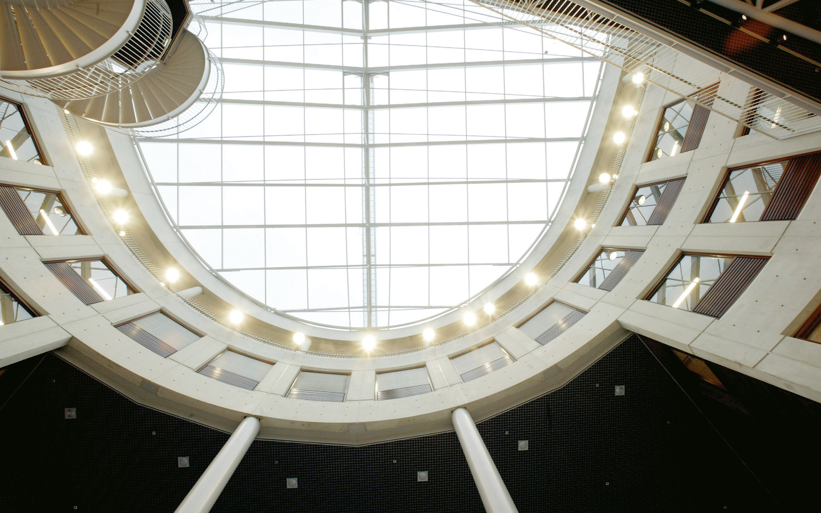 荷兰奔驰总部 | 现代简约与功能性的完美结合-1