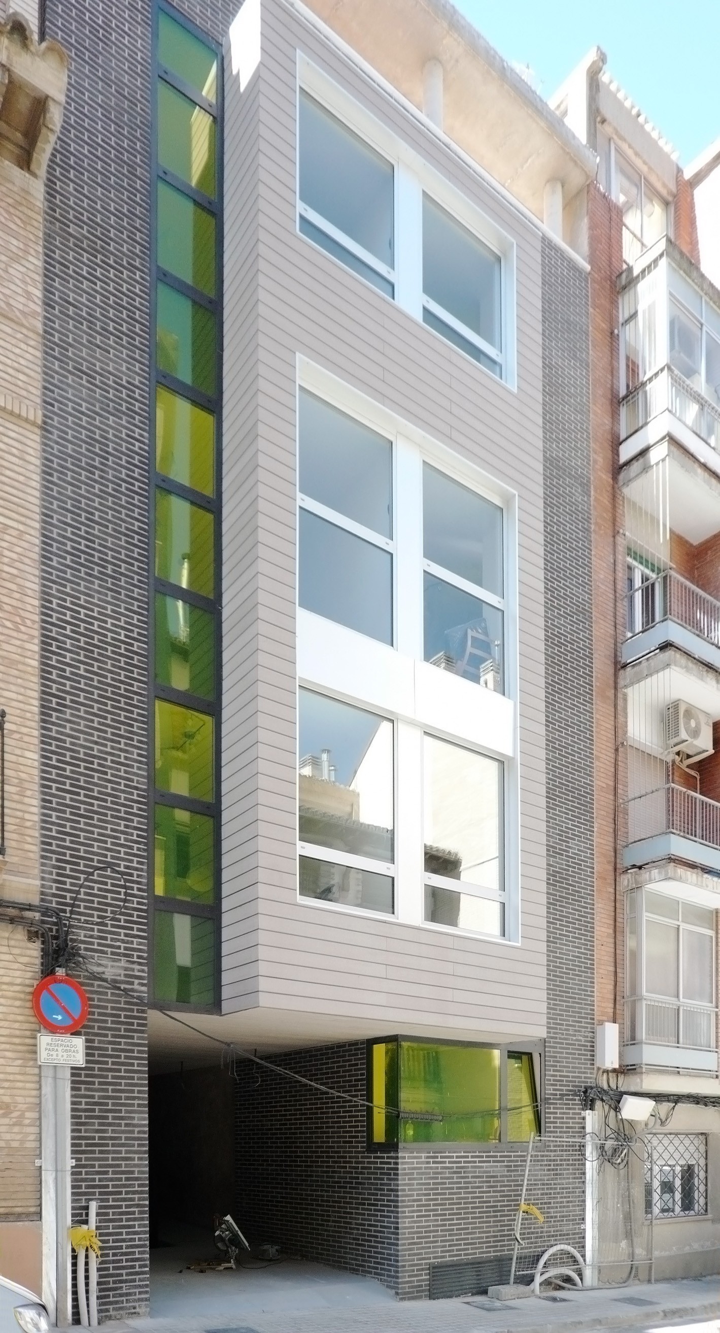 城市夹缝中的精致公寓楼-34