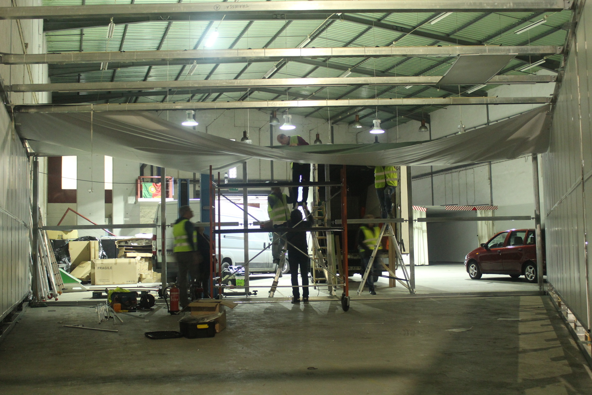 葡萄牙汽车展示厅的快速装配照明设计-9